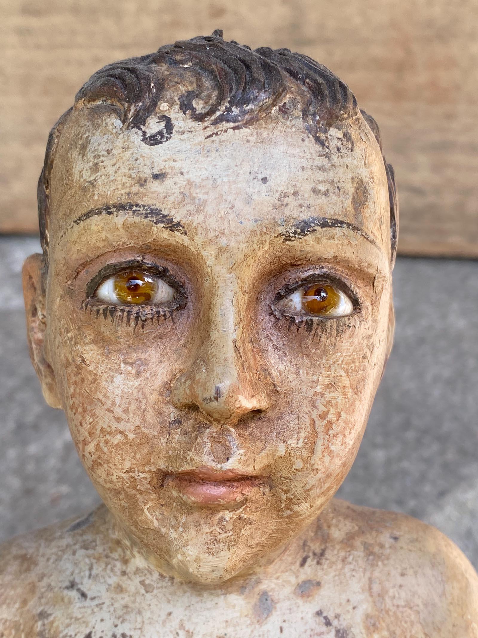 Si tratta di un bellissimo esempio di Nino & Child & Jesus in stile coloniale spagnolo. Ha dei bellissimi occhi di vetro marrone, simili a quelli della vita, 
che sono una caratteristica successiva dei Coloni spagnoli (le figure precedenti avevano