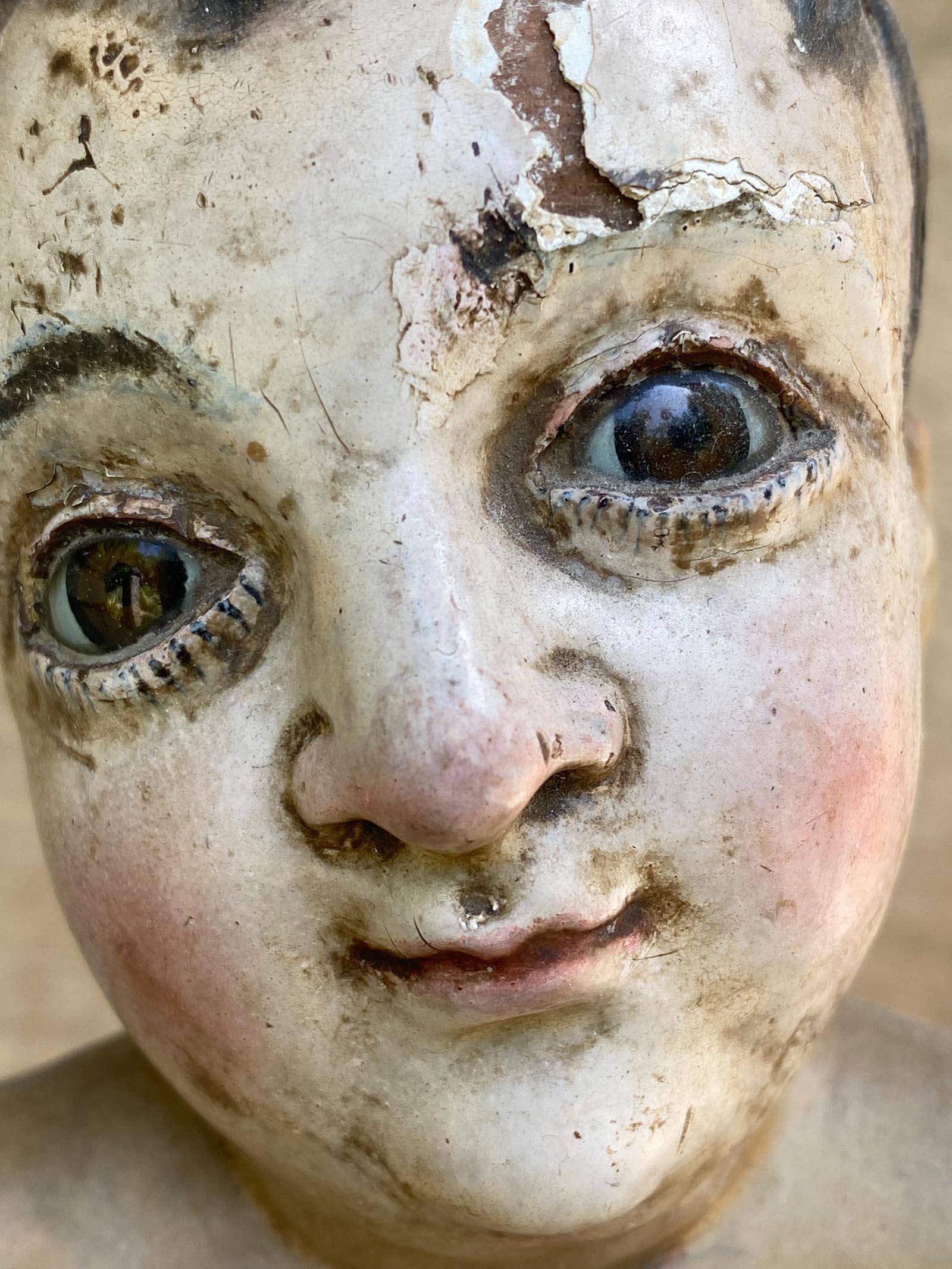 Une exquise figurine en bois sculpté de l'Enfant Jésus (