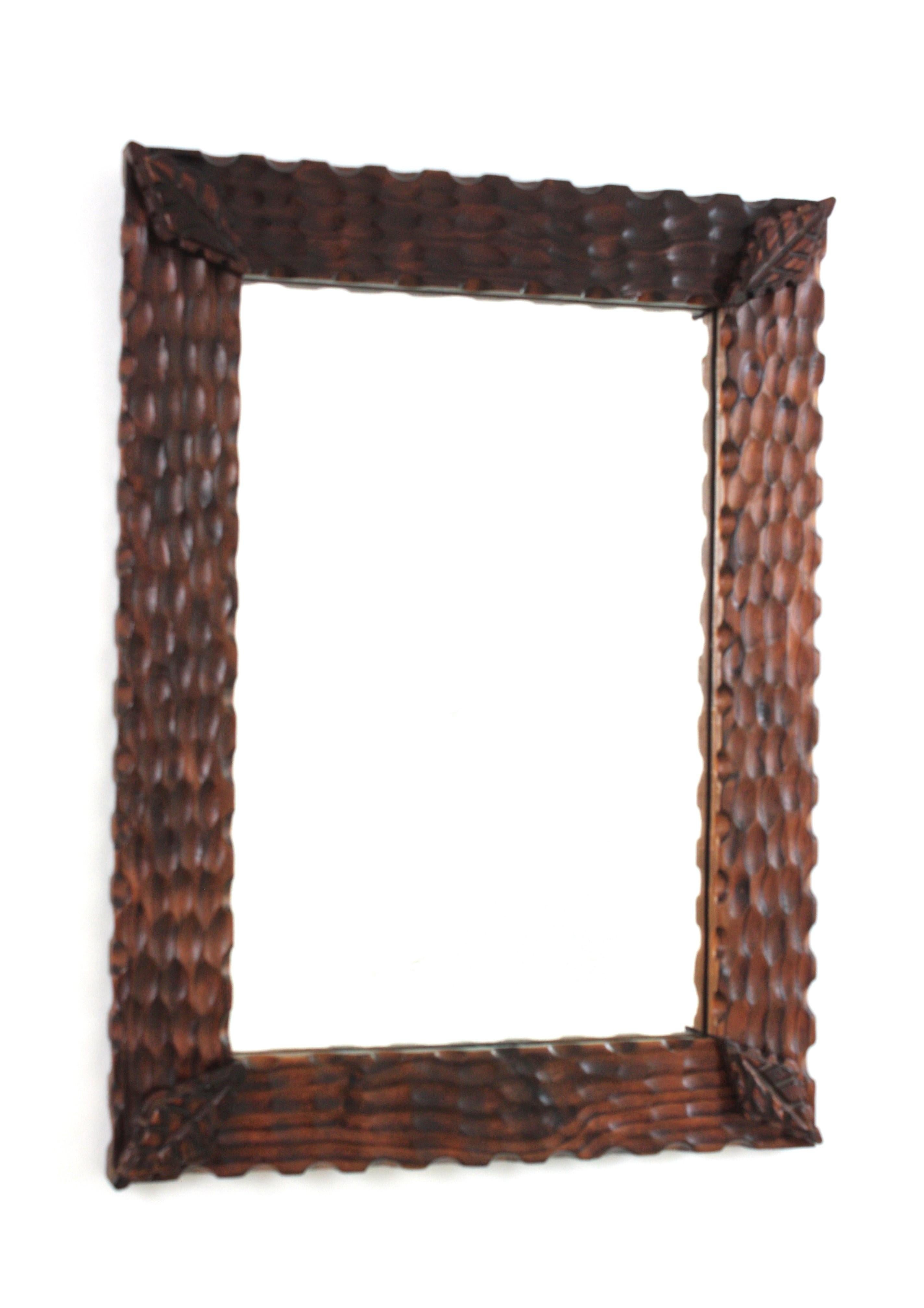 Specchio rettangolare in legno di pino intagliato a mano con dettagli a foglia d'angolo. Spagna, anni '40-'50
Questa specchiera presenta una cornice smerlata in legno con dettagli decorativi a forma di fogliame agli angoli che circondano un vetro