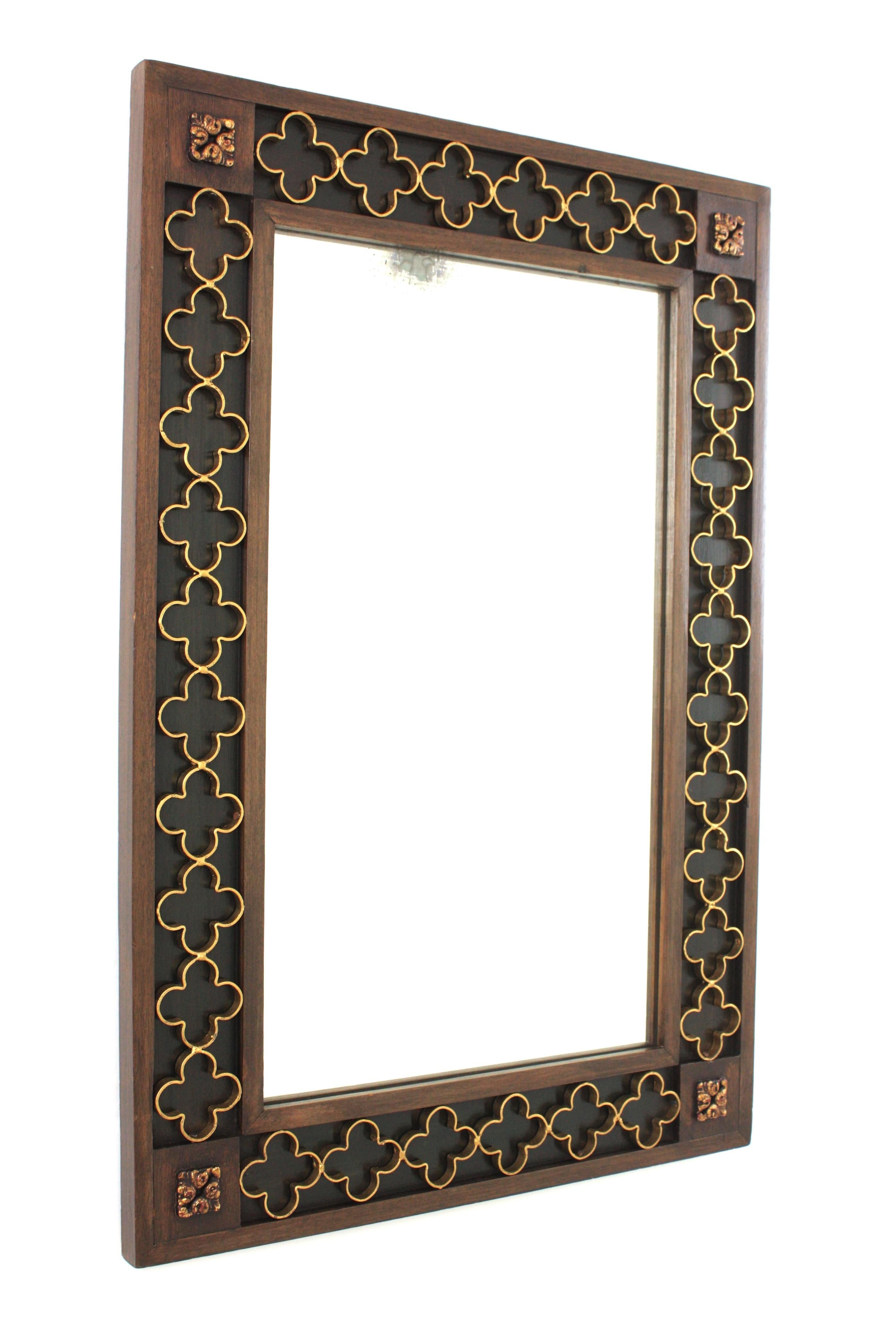Colonial espagnol Miroir rectangulaire colonial espagnol avec rosettes en fer doré Cadre vert, années 1950 en vente