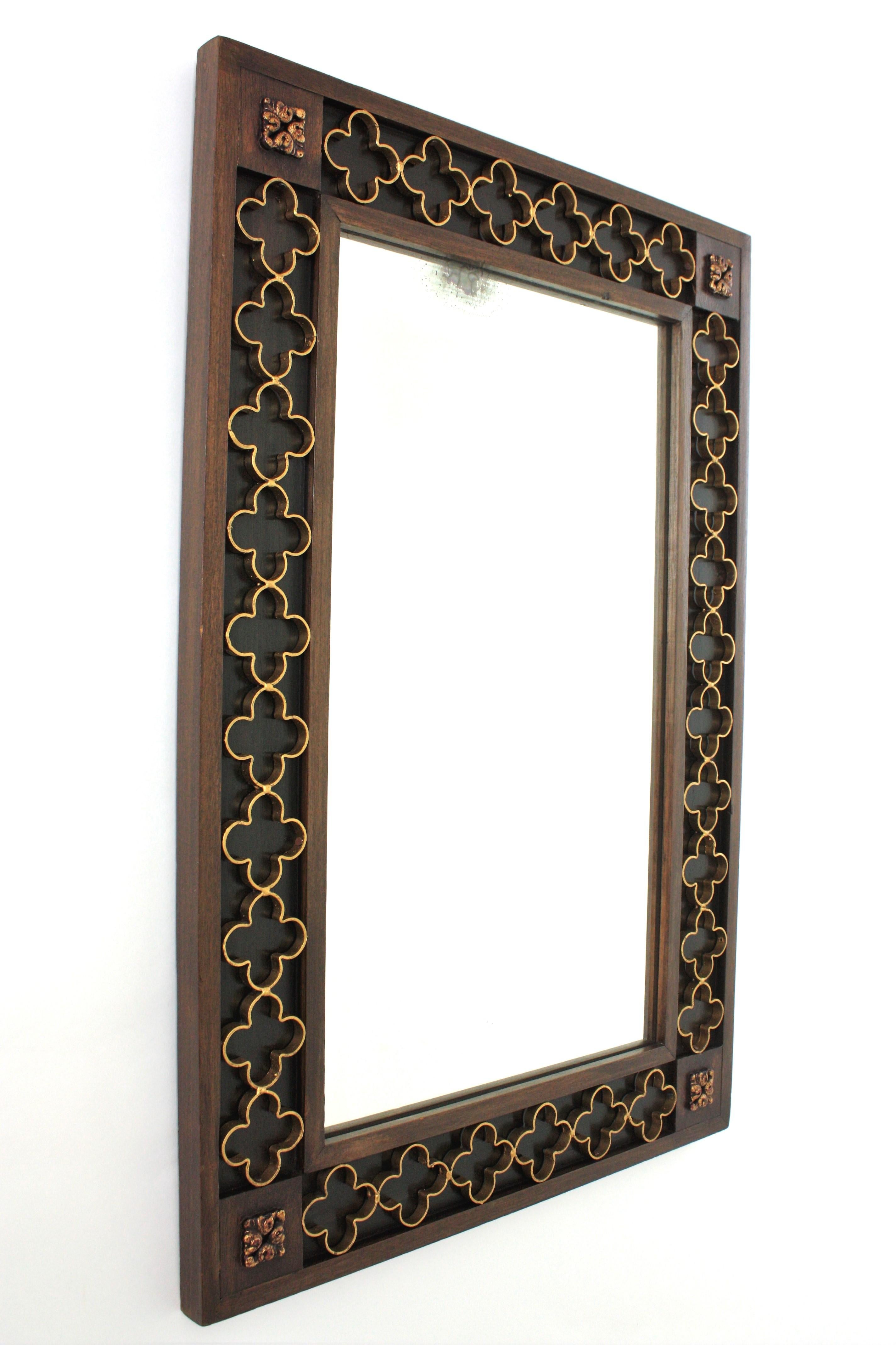 Espagnol Miroir rectangulaire colonial espagnol avec rosettes en fer doré Cadre vert, années 1950 en vente