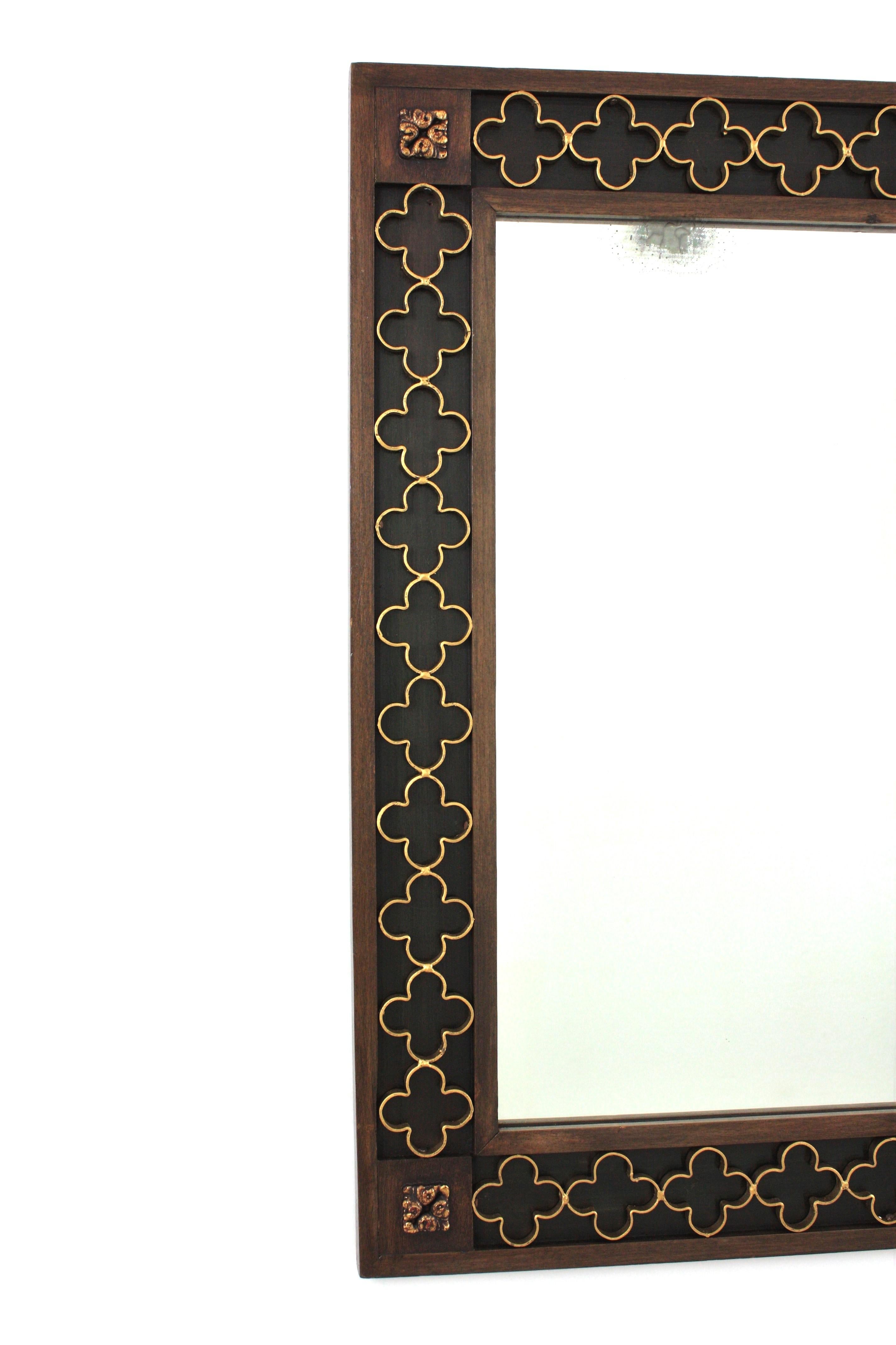 Sculpté à la main Miroir rectangulaire colonial espagnol avec rosettes en fer doré Cadre vert, années 1950 en vente