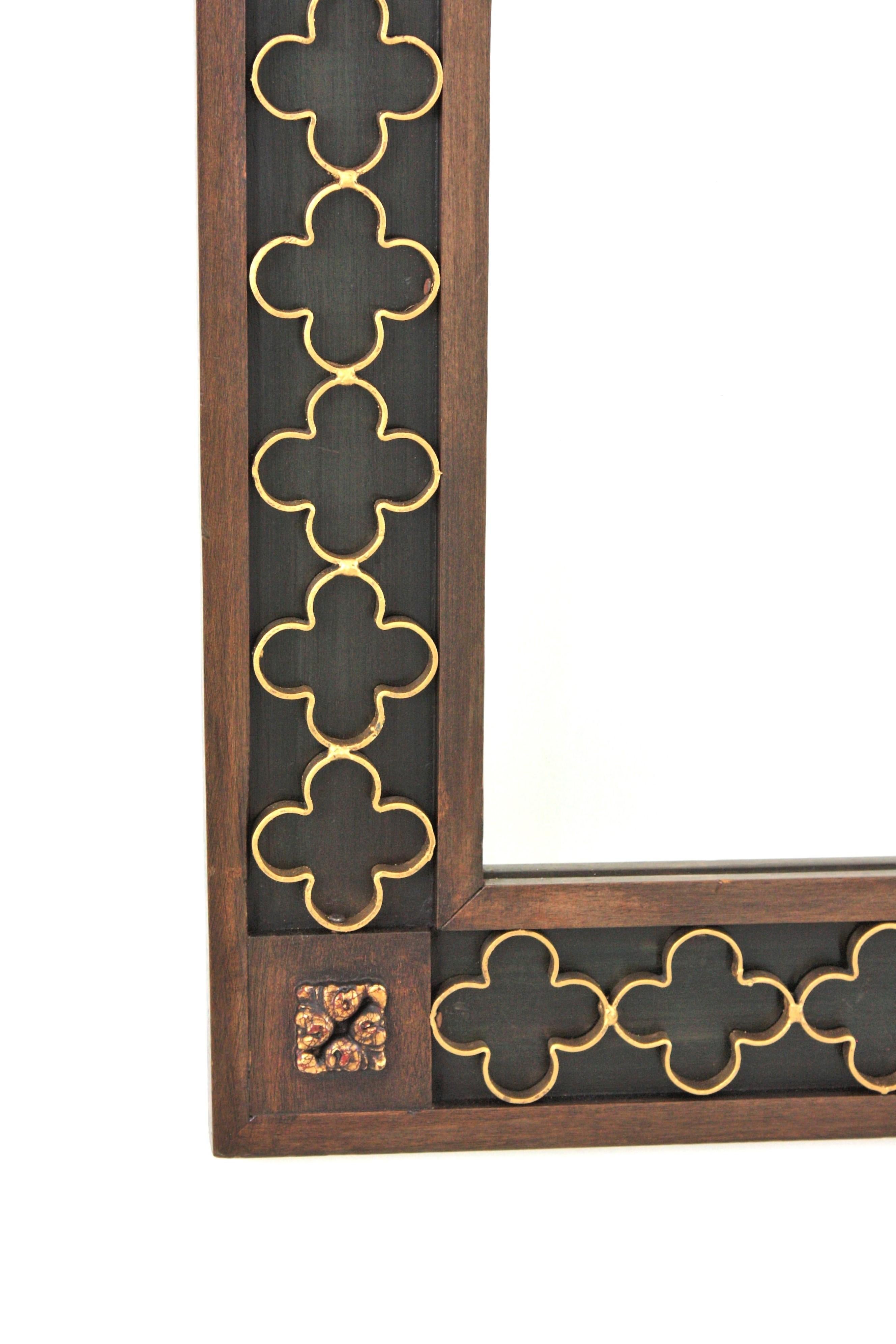 Miroir rectangulaire colonial espagnol avec rosettes en fer doré Cadre vert, années 1950 Bon état - En vente à Barcelona, ES
