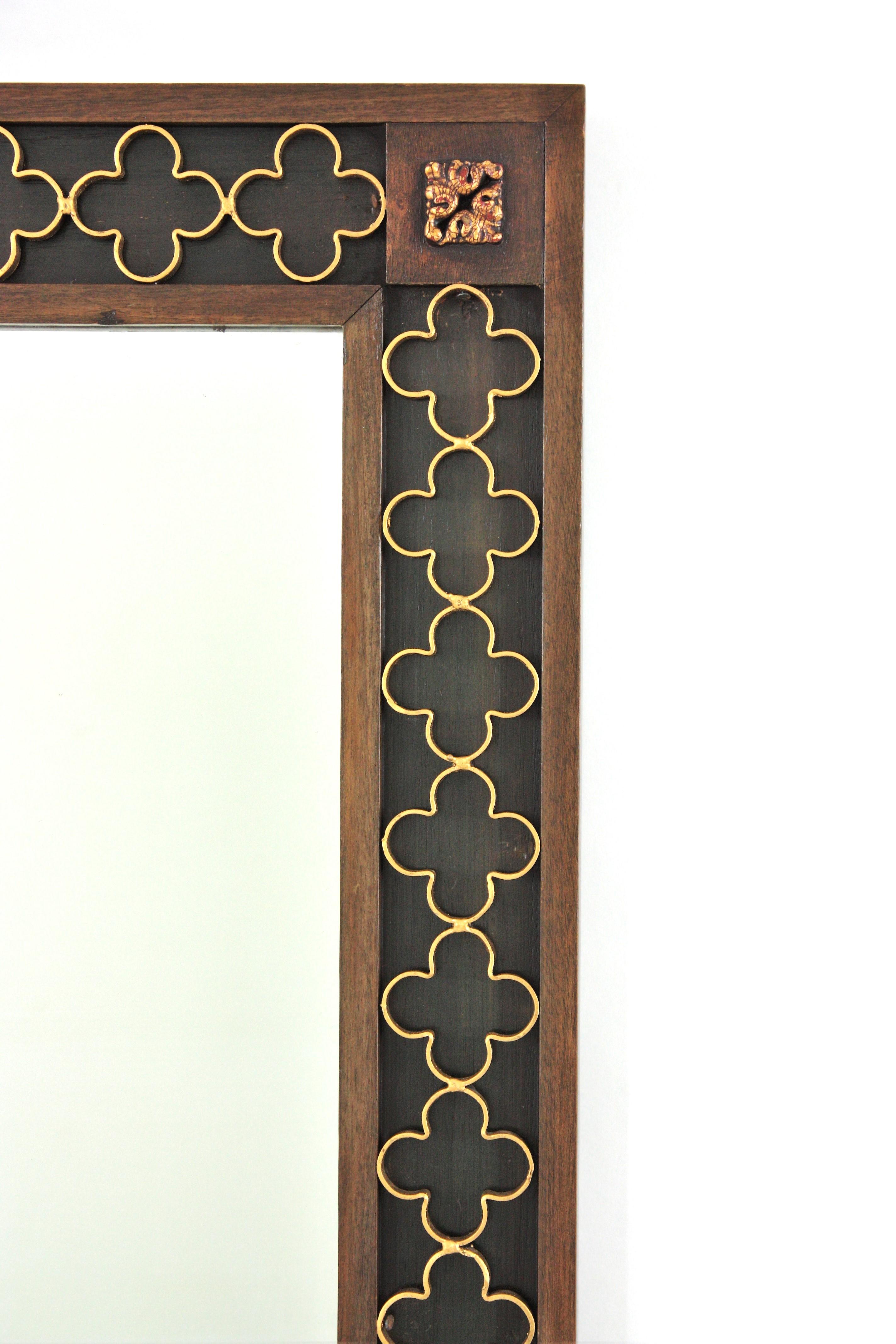 20ième siècle Miroir rectangulaire colonial espagnol avec rosettes en fer doré Cadre vert, années 1950 en vente