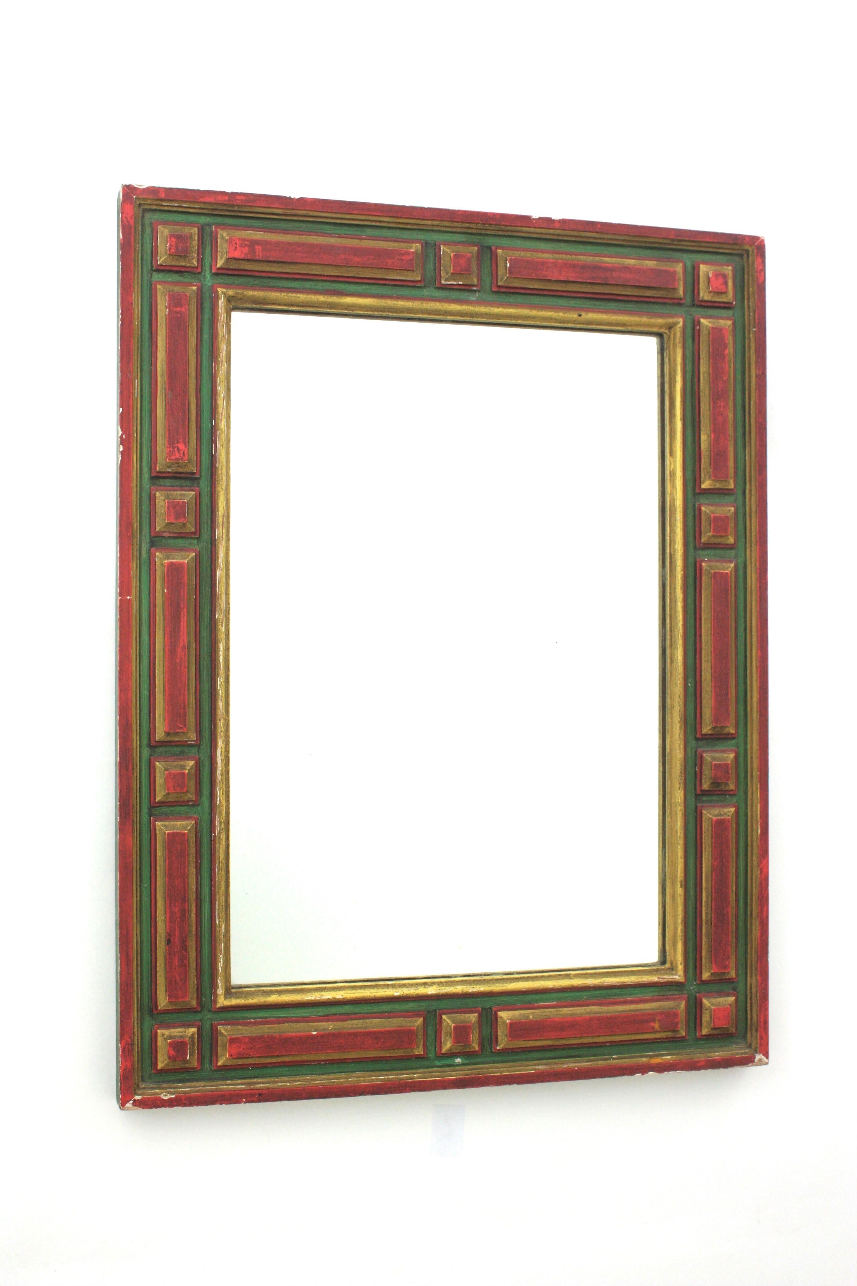 Miroir rectangulaire néo-espagnol avec cadre en bois sculpté et polychromé, Espagne, années 1940-1950
Magnifique cadre rectangulaire avec des détails sculptés et une magnifique patine d'usage.  vert et rouge avec des accents dorés.
Le motif du cadre