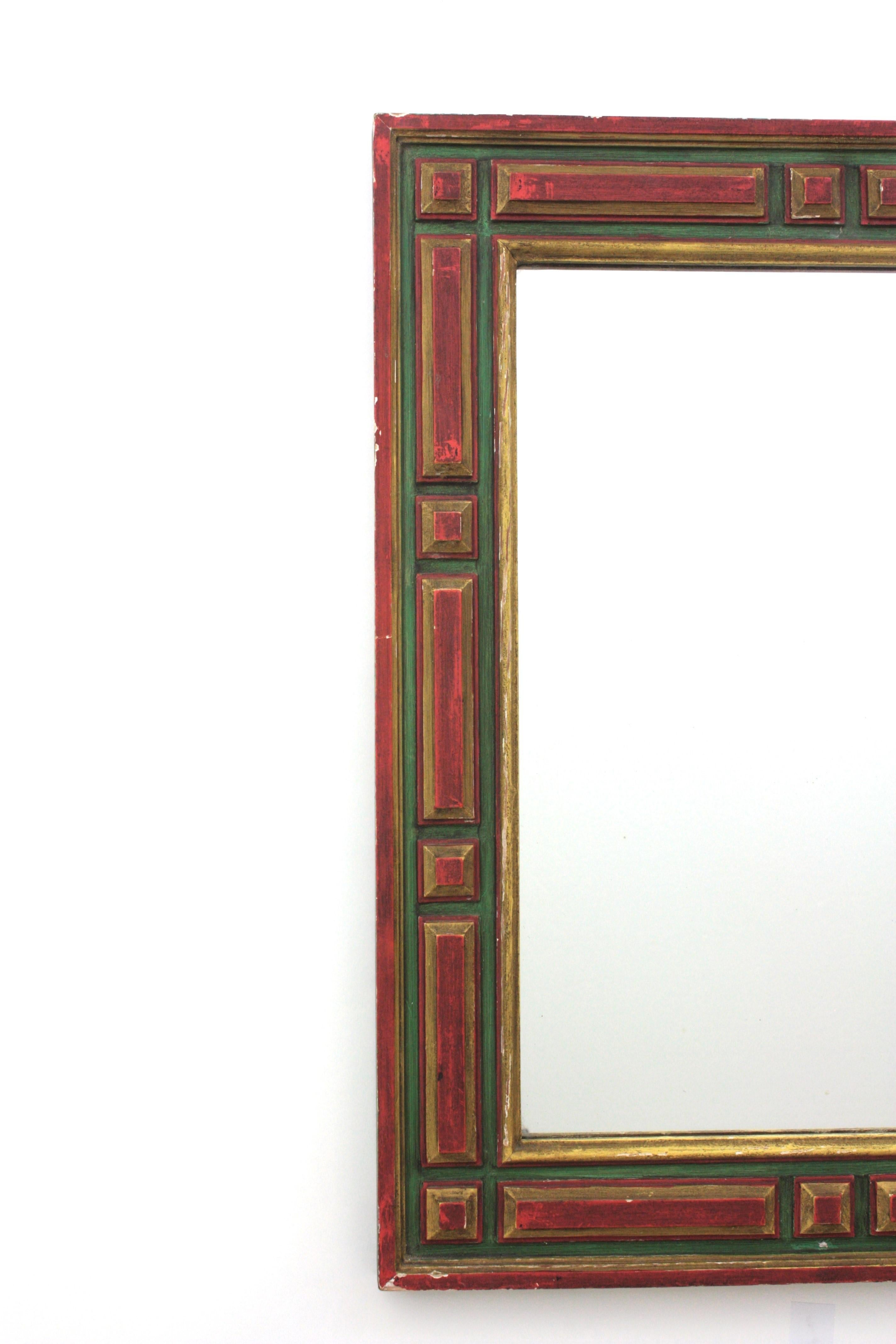 Sculpté Miroir rectangulaire colonial espagnol à patine polychrome dorée, années 1940 en vente