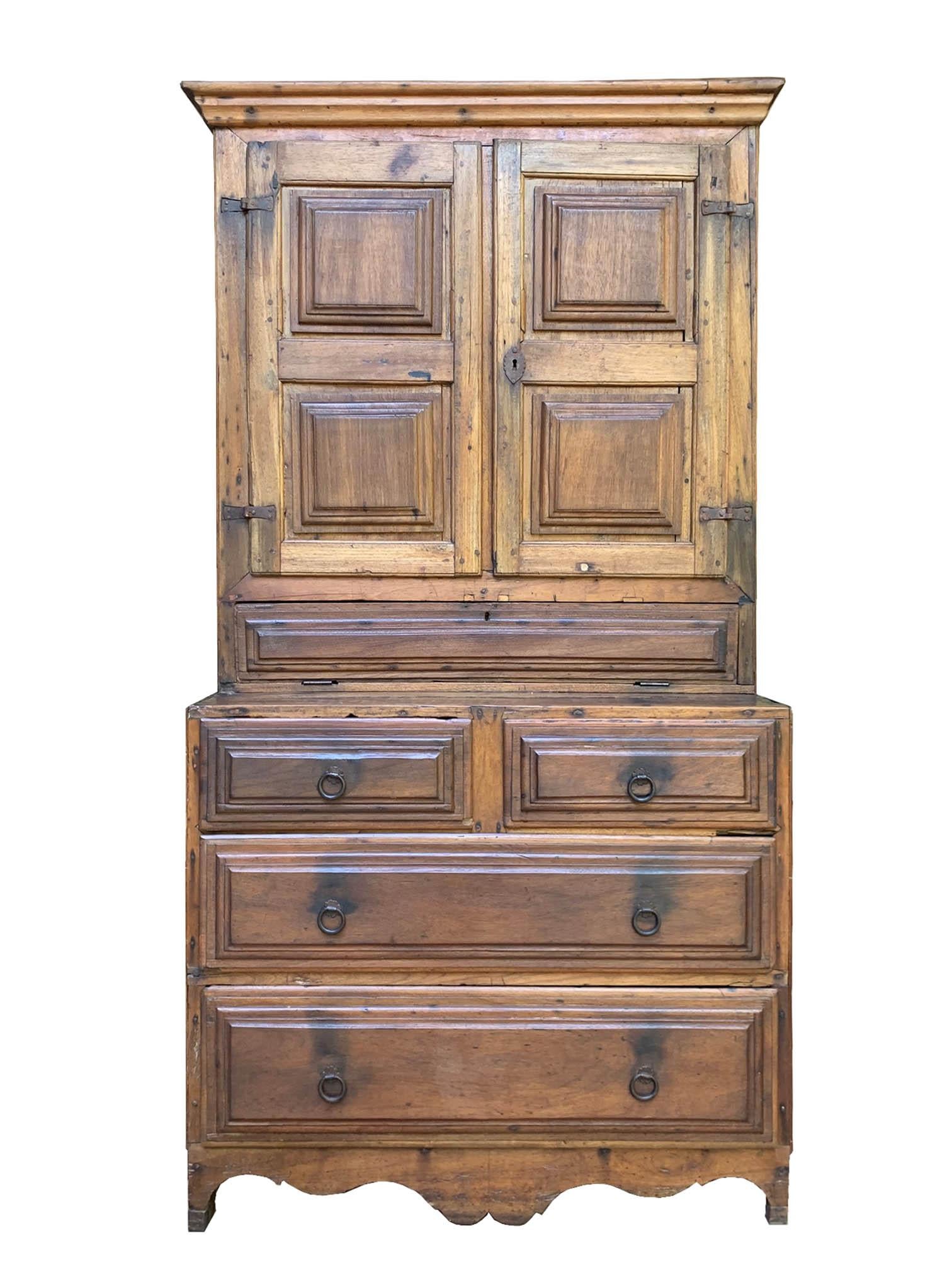 Questo affascinante mobile Colonial Revival spagnolo, realizzato nel 1930 circa in Perù, è una splendida rappresentazione dell'artigianato classico e del design senza tempo. Con una struttura in due parti, la parte superiore è caratterizzata da