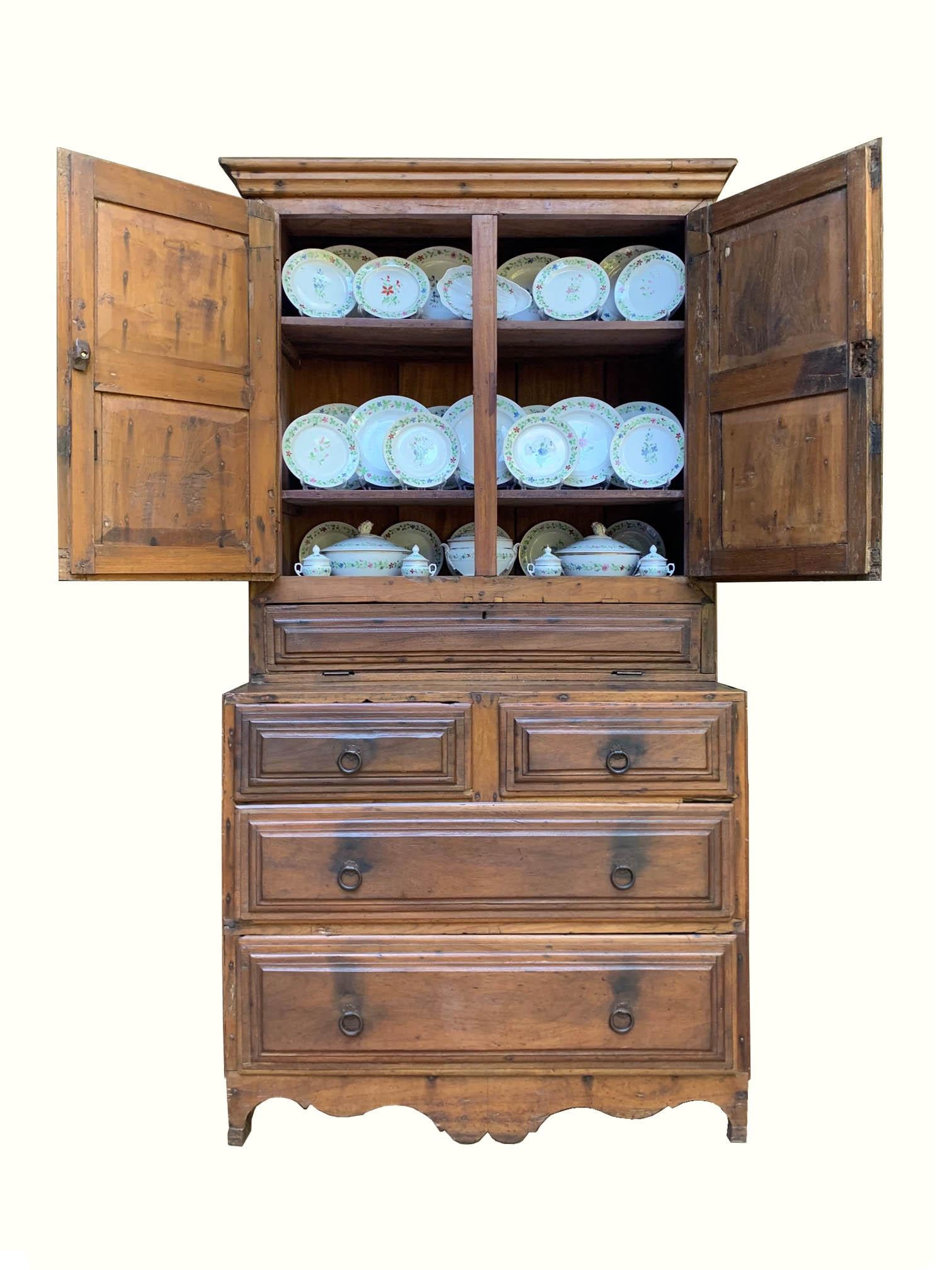 Coloniale spagnolo Armadio mobile in stile coloniale spagnolo - CIRCA 1930 in vendita
