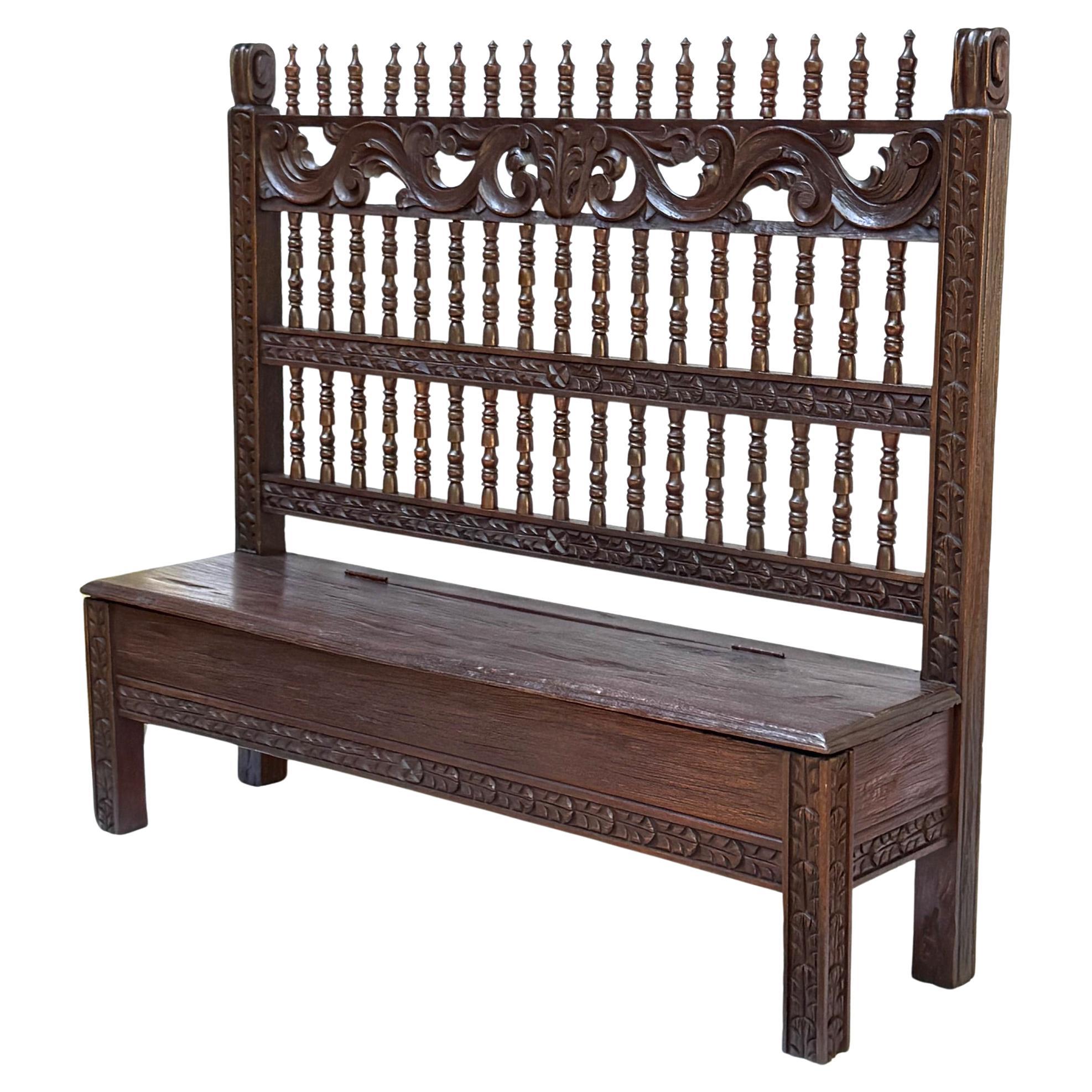 Panca intagliata in stile Coloniale spagnolo con contenitore, Perù, circa 1940
Esempio di artigianato Spanish Colonial (Peruvian) del 1940, questa panca emana un fascino antico grazie ai suoi intricati dettagli intagliati a mano e alla sua robusta