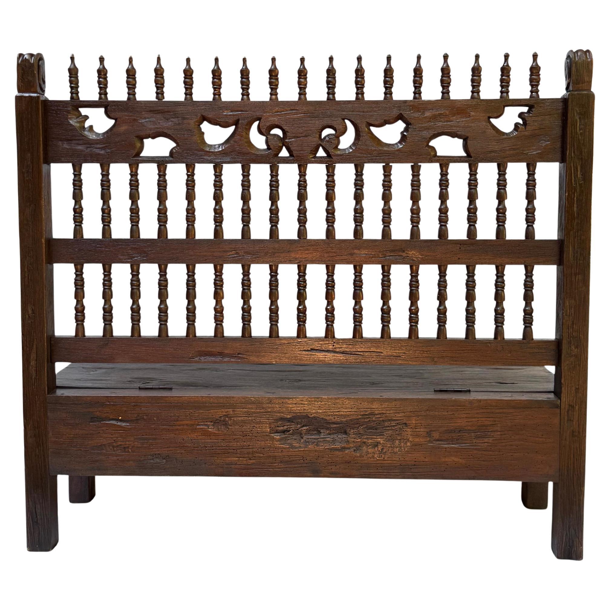 Legno Panca intagliata in stile Coloniale spagnolo con contenitore, Perù, circa 1940 in vendita