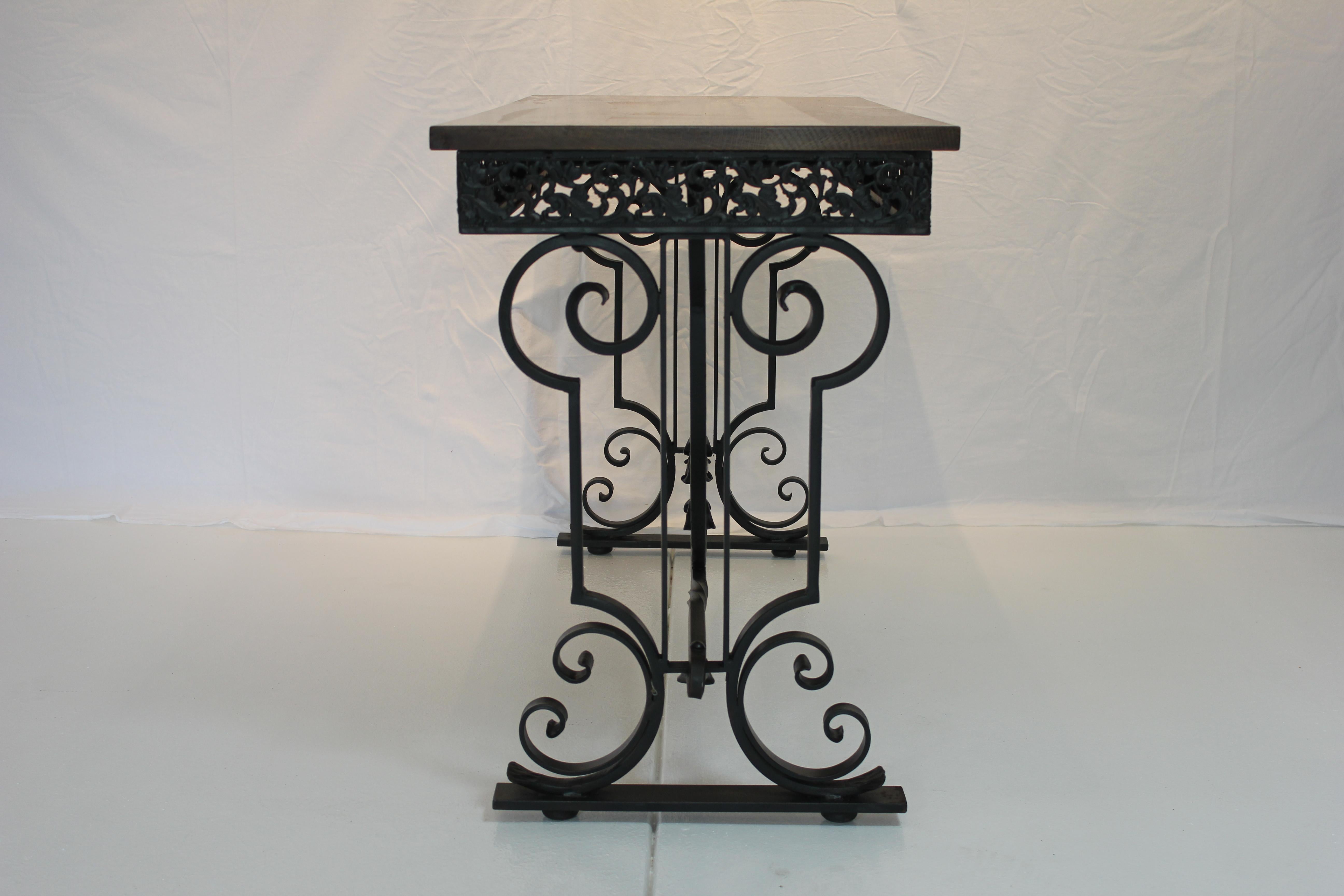 Mesa Consola de Hierro Forjado a Mano con Tapa de Roble del Renacimiento Colonial Español Colonial español en venta