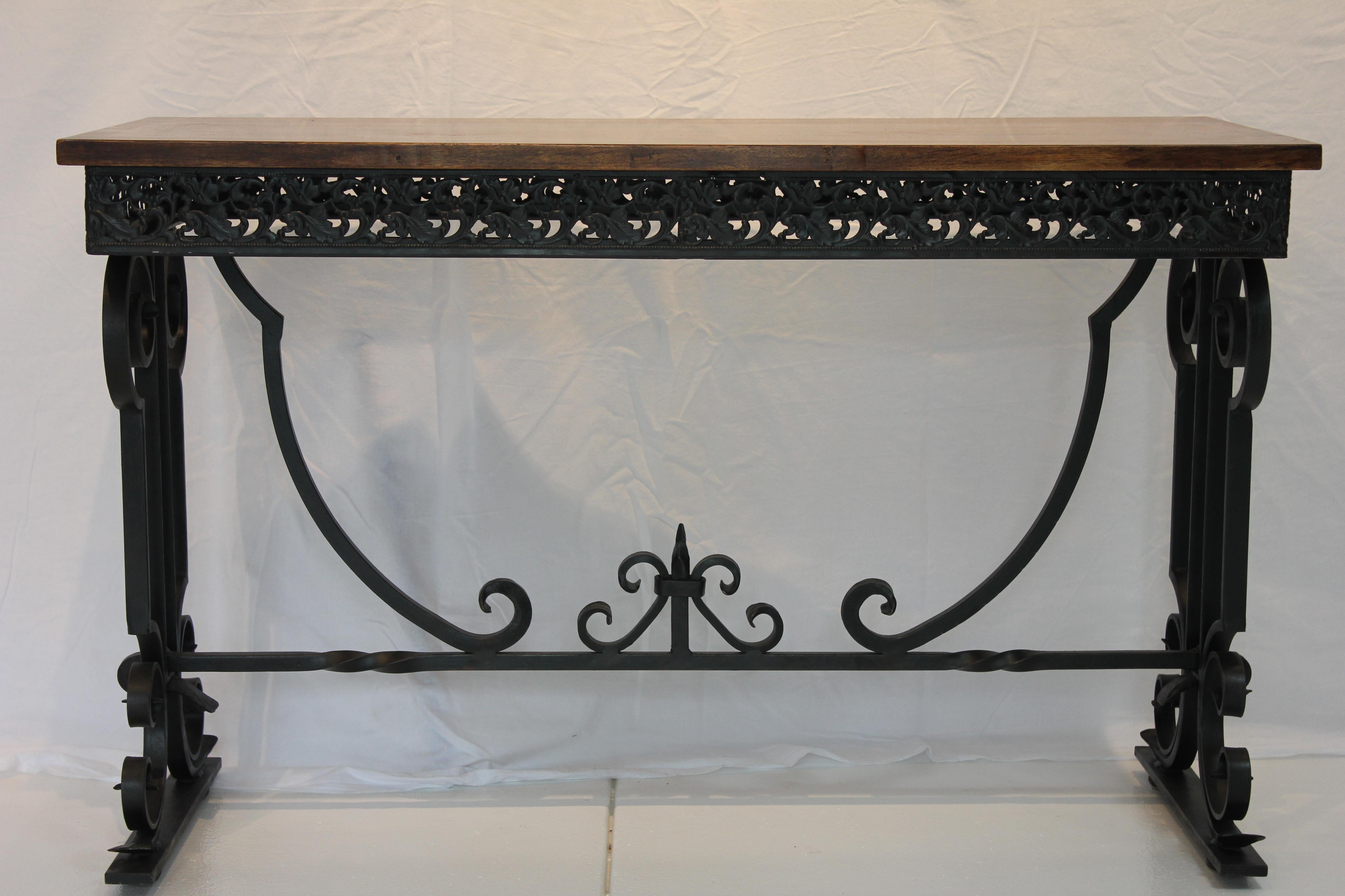 Mesa Consola de Hierro Forjado a Mano con Tapa de Roble del Renacimiento Colonial Español Estadounidense en venta
