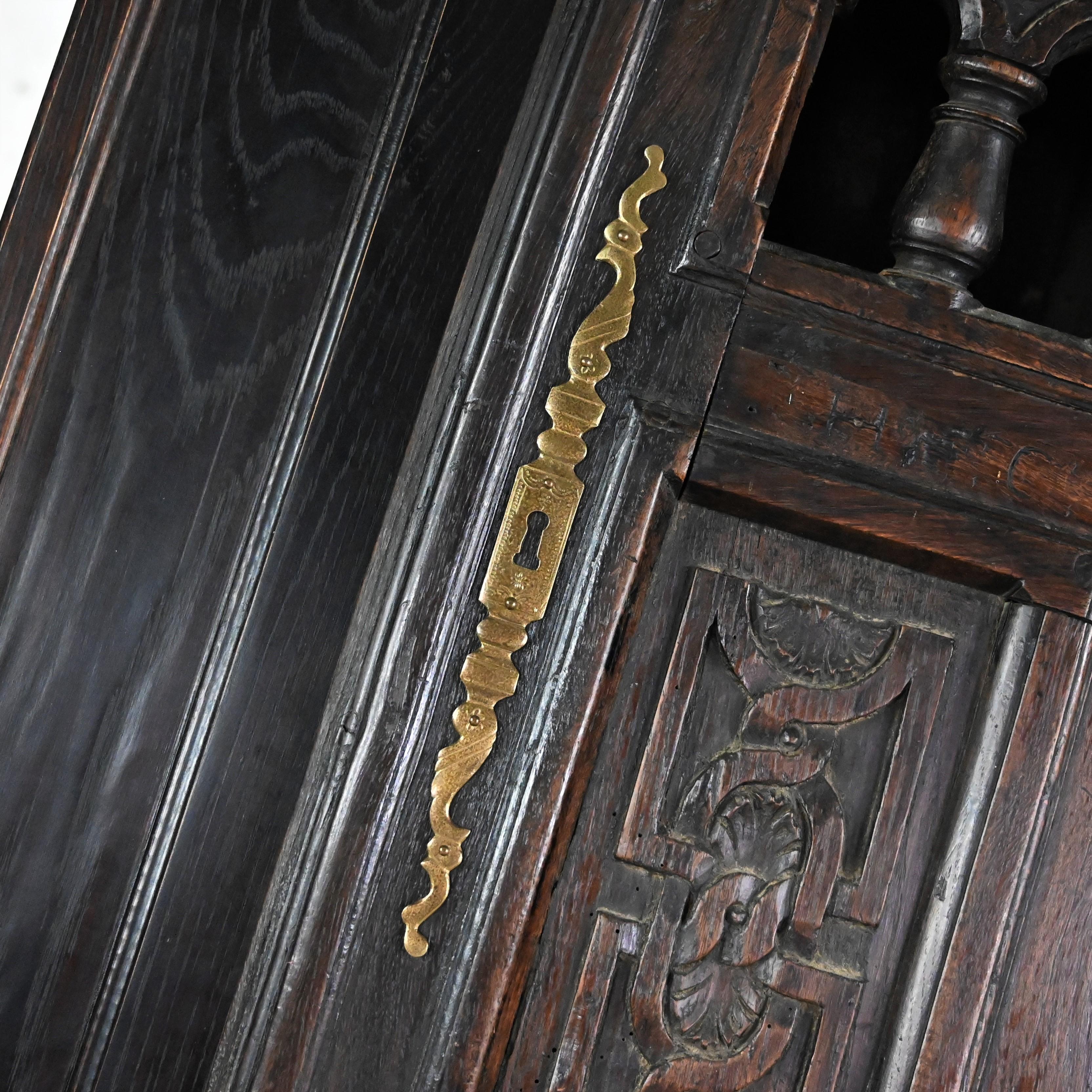 Spanish Colonial Revival Style Eiche Schrank Hutch Cabinet oder Dry Bar Hand geschnitzt im Angebot 7