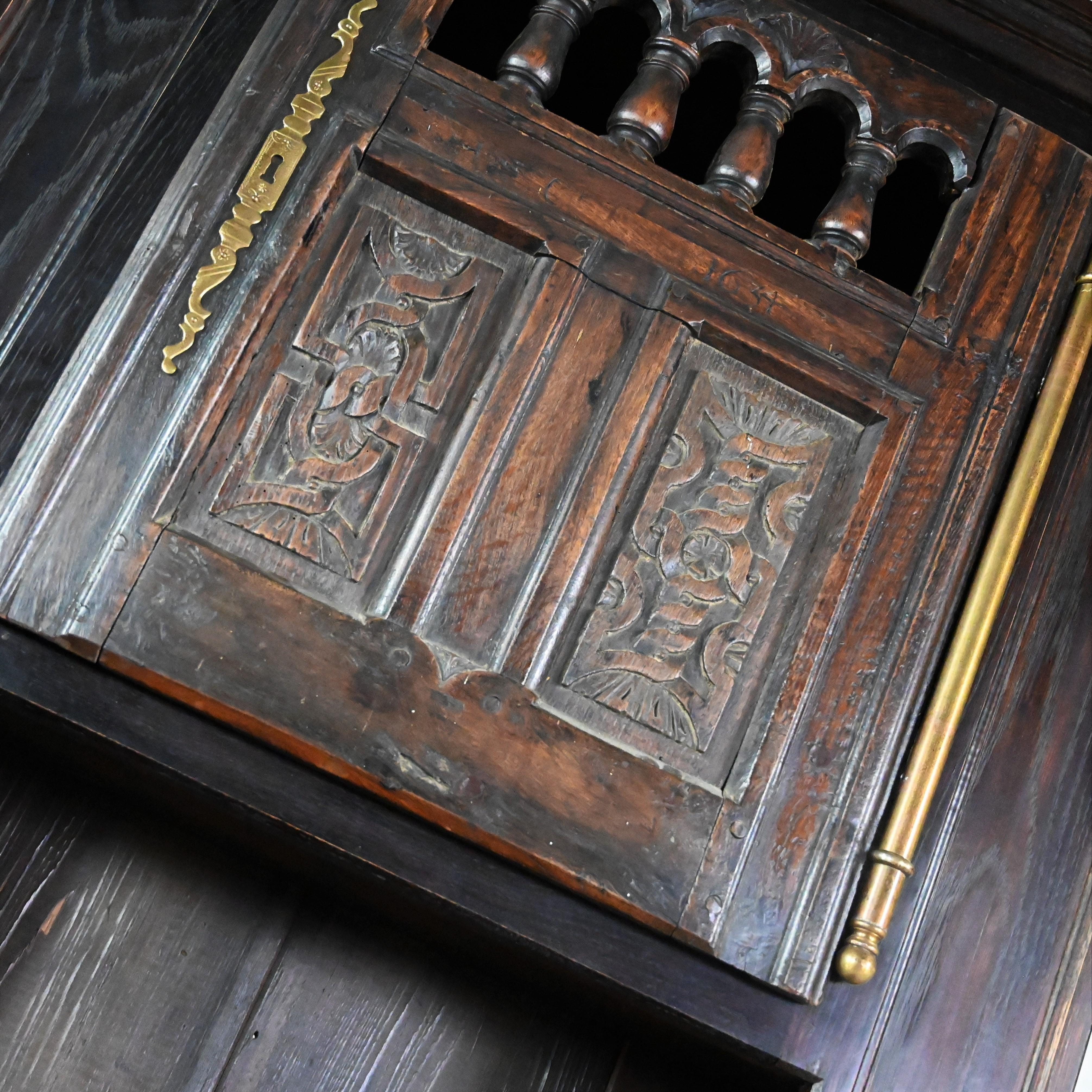Spanish Colonial Revival Style Eiche Schrank Hutch Cabinet oder Dry Bar Hand geschnitzt im Angebot 8