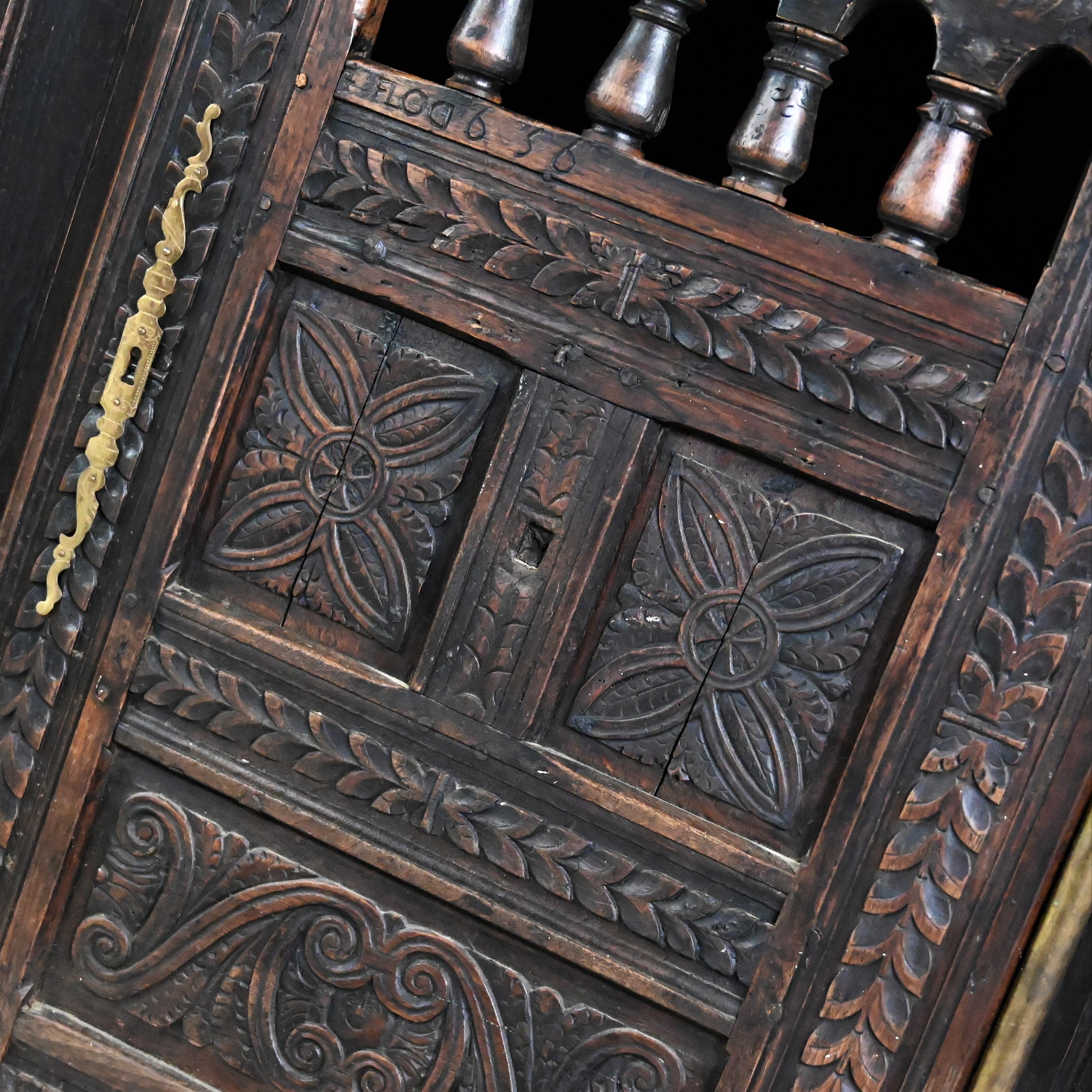 Spanish Colonial Revival Style Eiche Schrank Hutch Cabinet oder Dry Bar Hand geschnitzt im Angebot 9