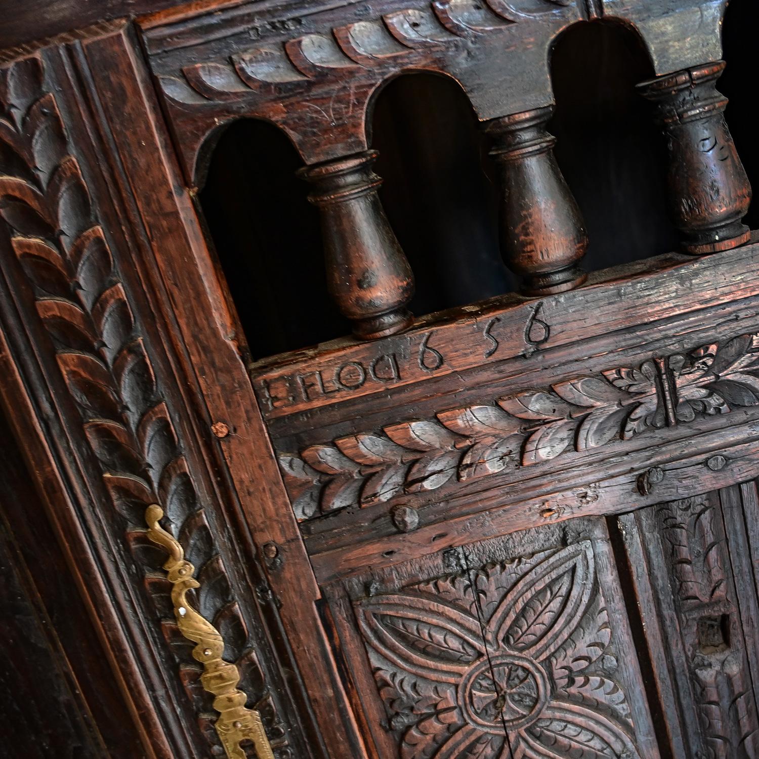 Spanish Colonial Revival Style Eiche Schrank Hutch Cabinet oder Dry Bar Hand geschnitzt im Angebot 4