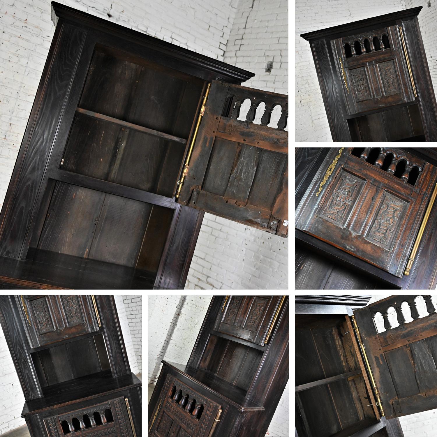 Spanish Colonial Revival Style Eiche Schrank Hutch Cabinet oder Dry Bar Hand geschnitzt im Angebot 6