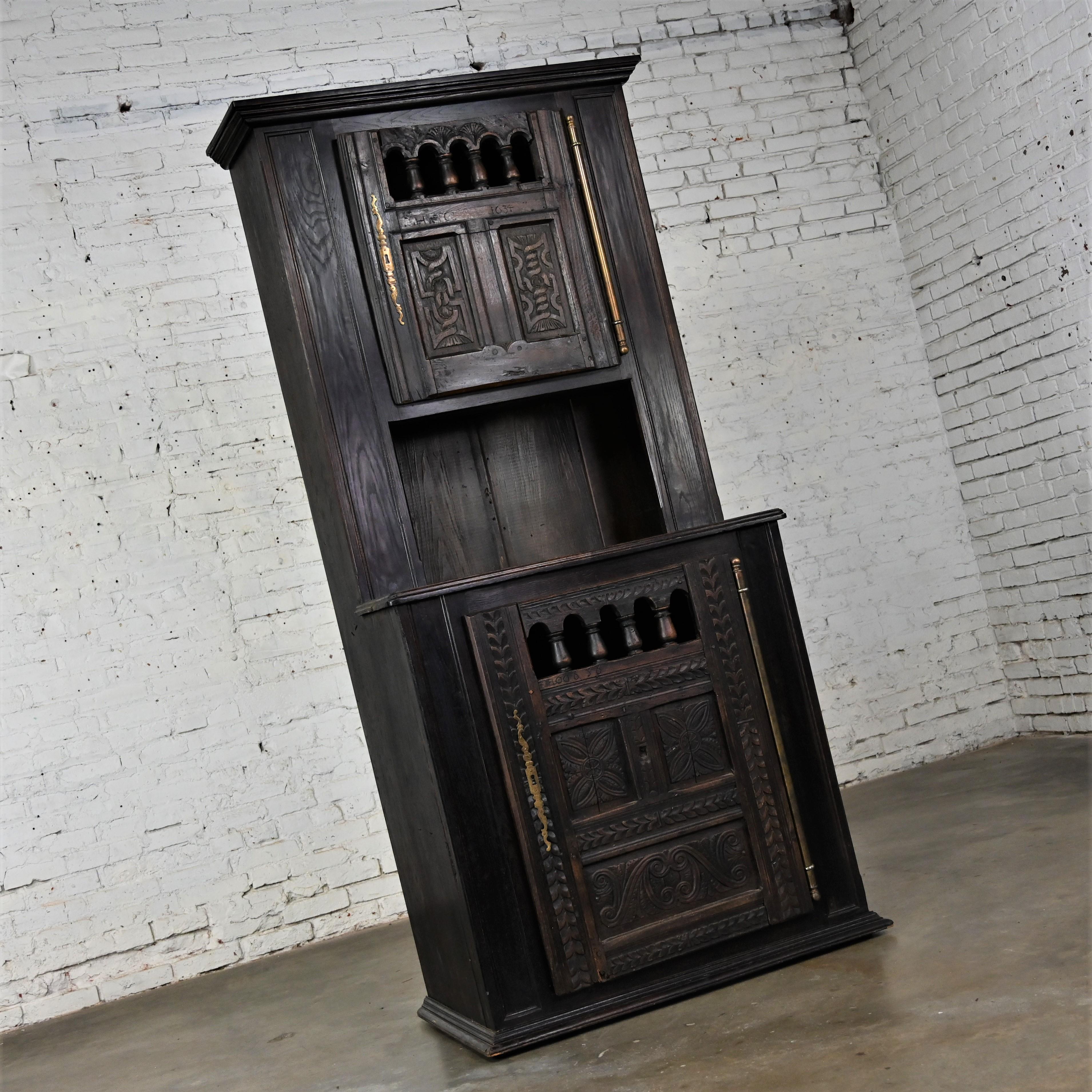 Spanish Colonial Revival Style Eiche Schrank Hutch Cabinet oder Dry Bar Hand geschnitzt (Unbekannt) im Angebot