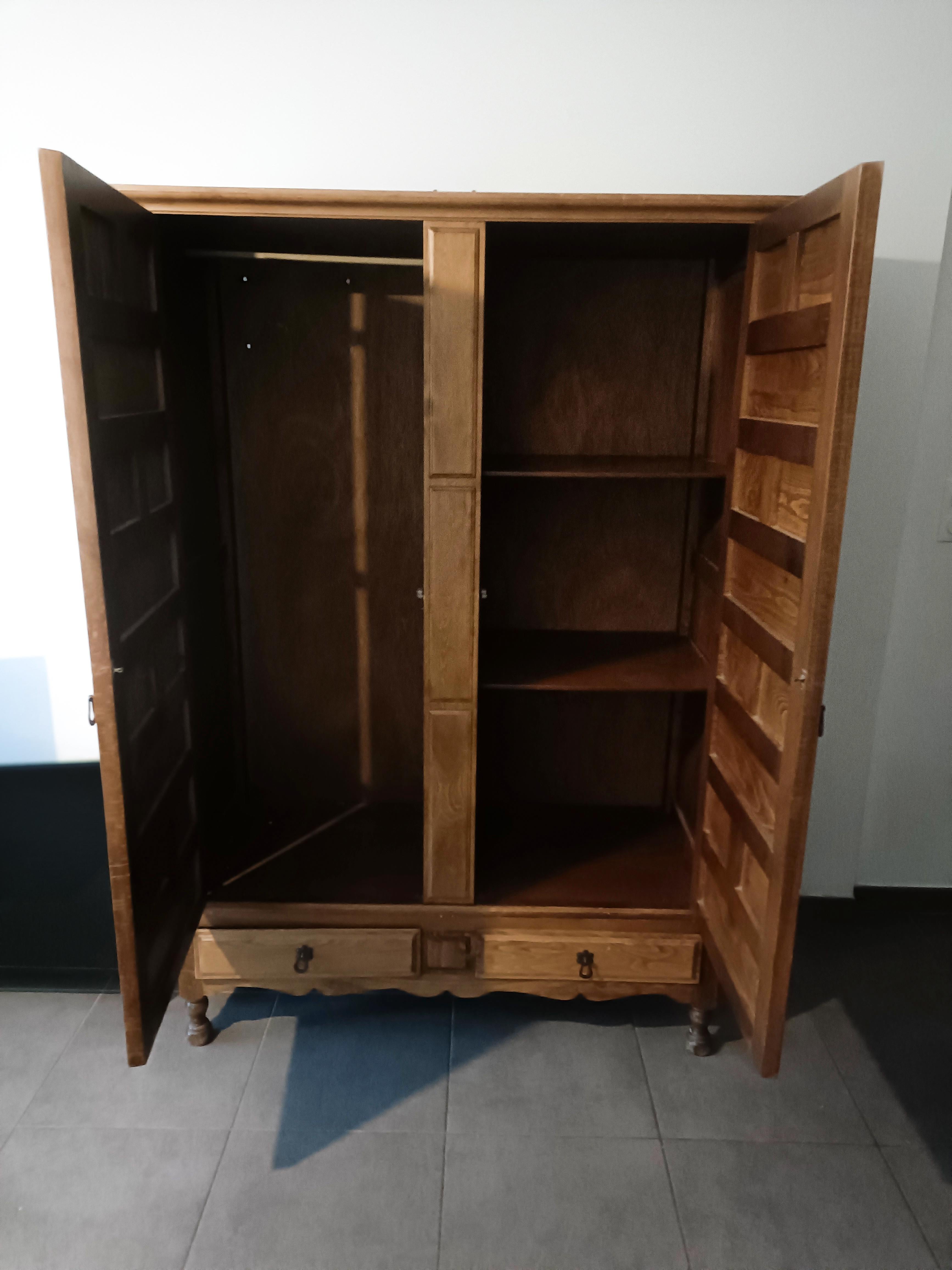 Spanische Kolonialstil-Garderobe I 20. Jahrhundert  Kiefer geschnitzt  Eisenhart (Spanisch Kolonial)