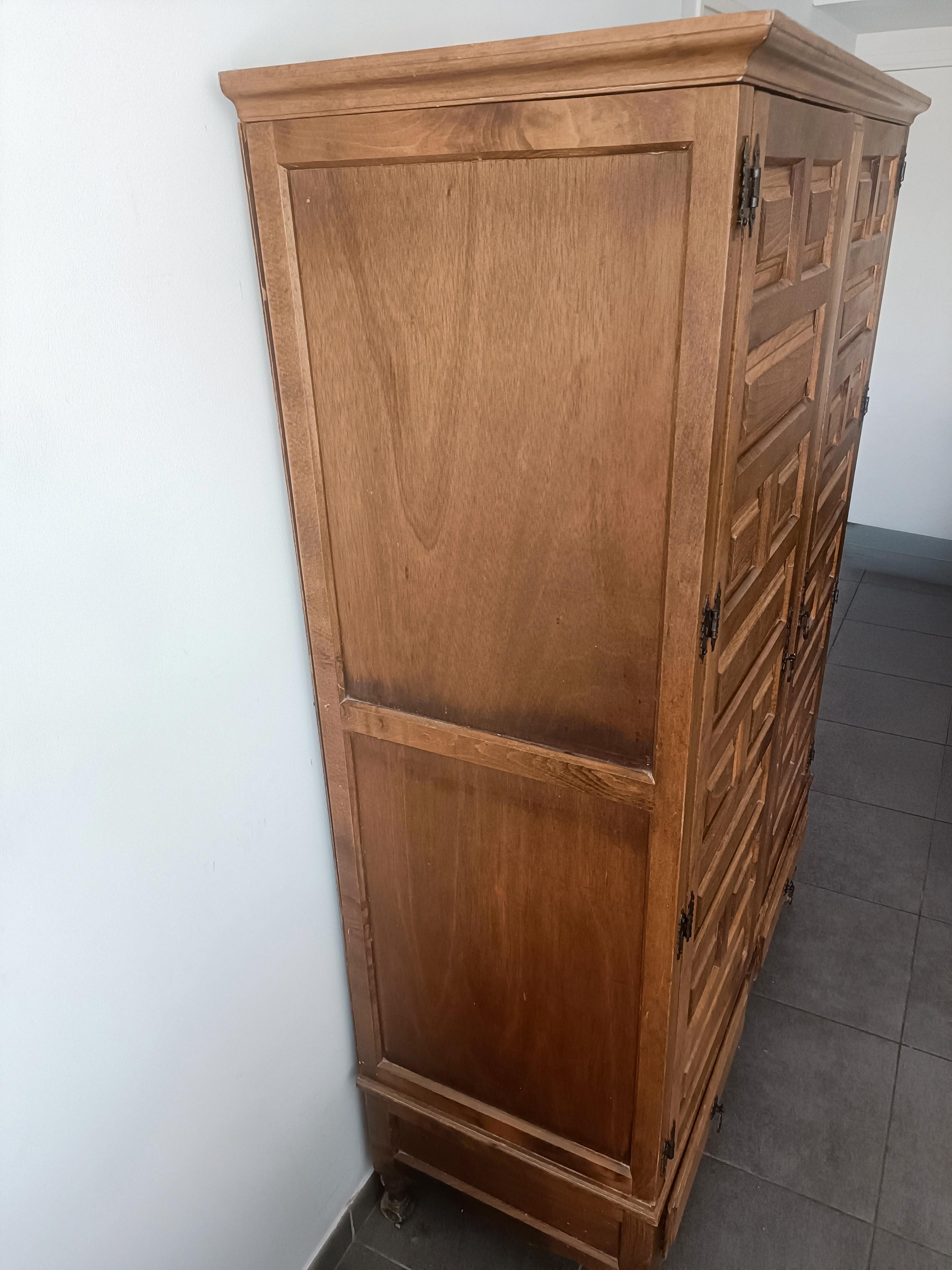 Spanische Kolonialstil-Garderobe I 20. Jahrhundert  Kiefer geschnitzt  Eisenhart im Zustand „Gut“ in Kaštel Sućurac, HR