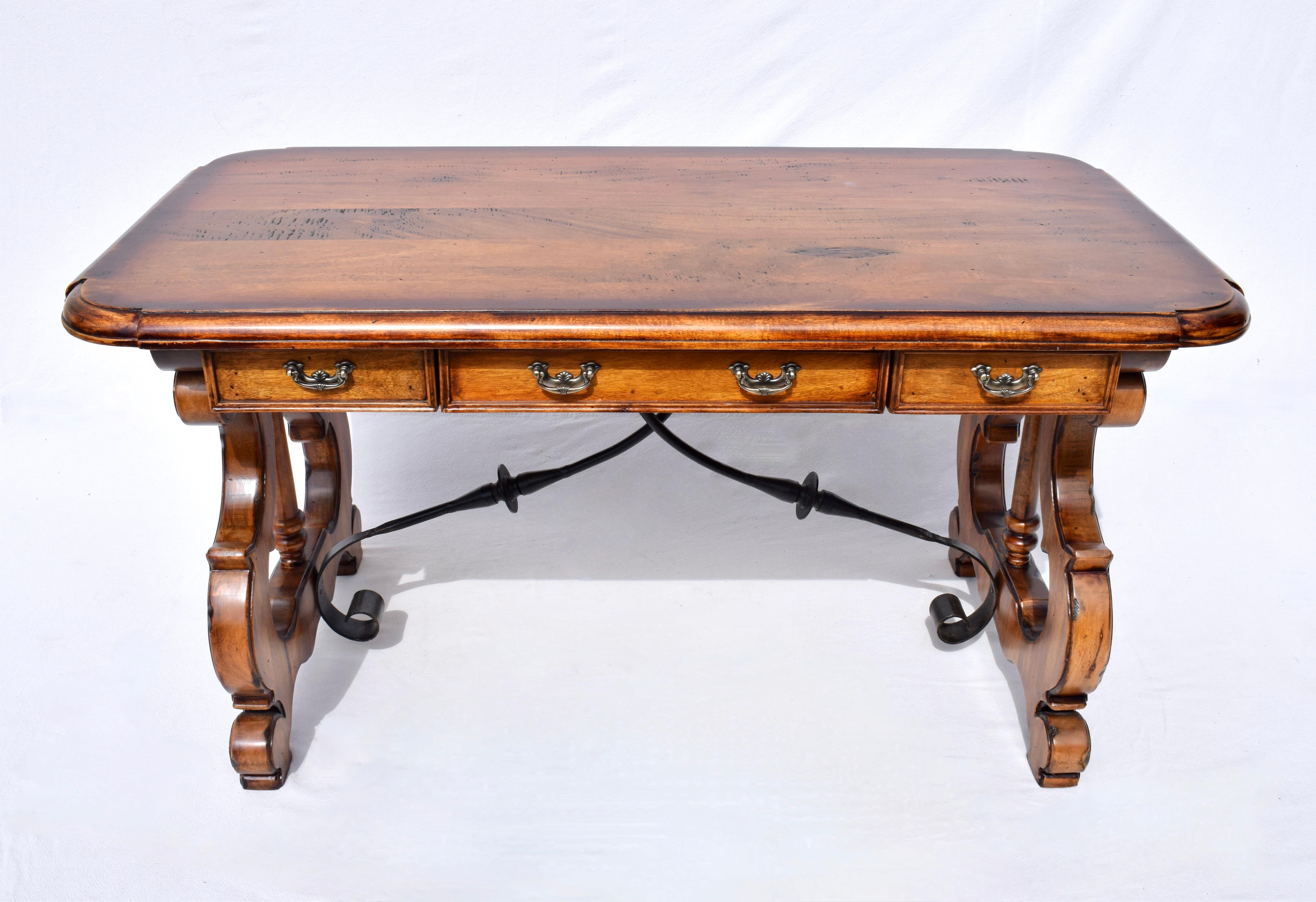 Remarquable bureau en pin massif de style Coloni espagnol avec trois tiroirs à queue d'aronde et une base en fer forgé ; collection Walter E. Smith.  Une table de bureau, de travail, de bibliothèque substantielle dans un état rarement utilisé.