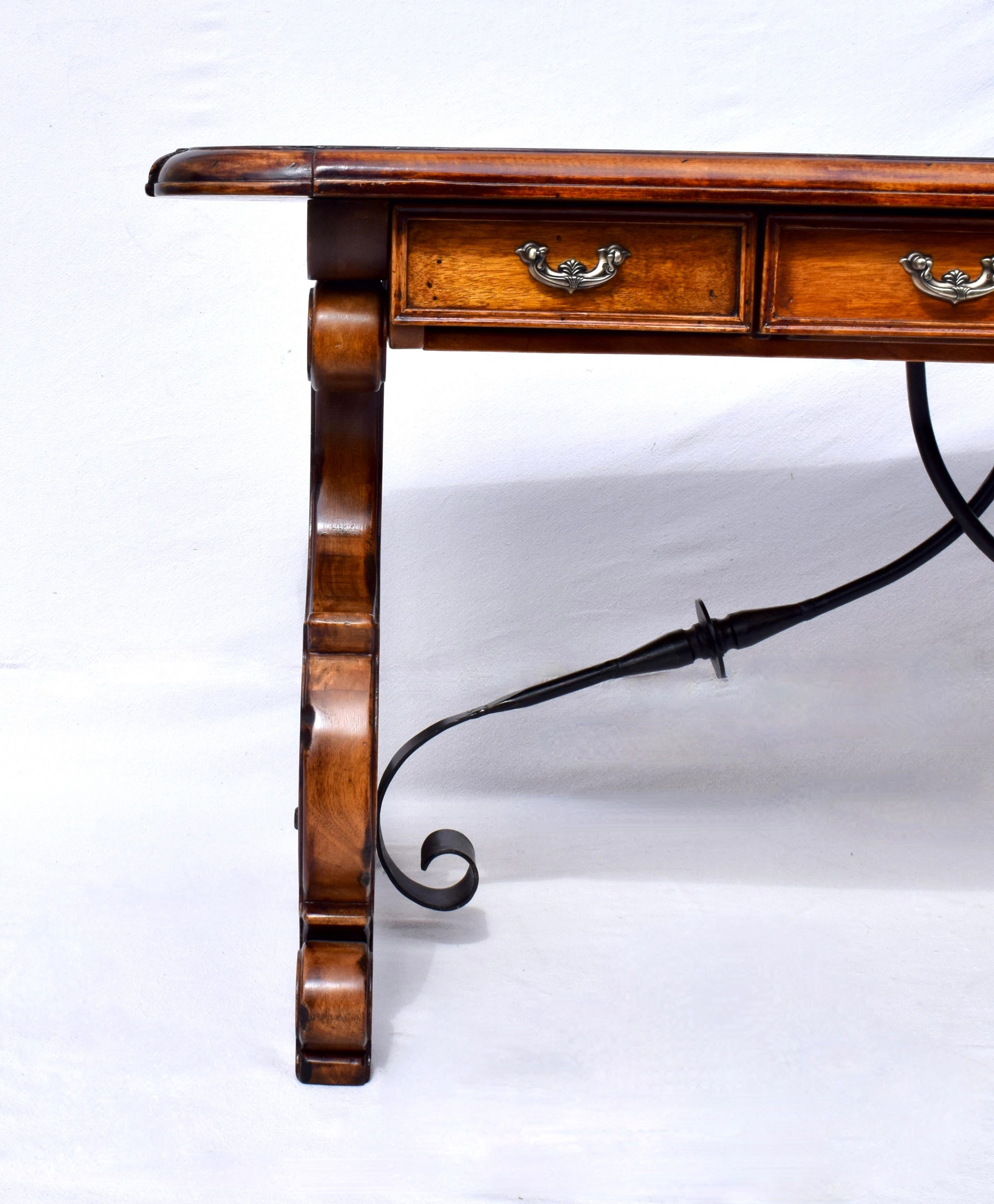 Colonial espagnol Table à écrire néo-colonial espagnol  Table de bibliothèque en vente