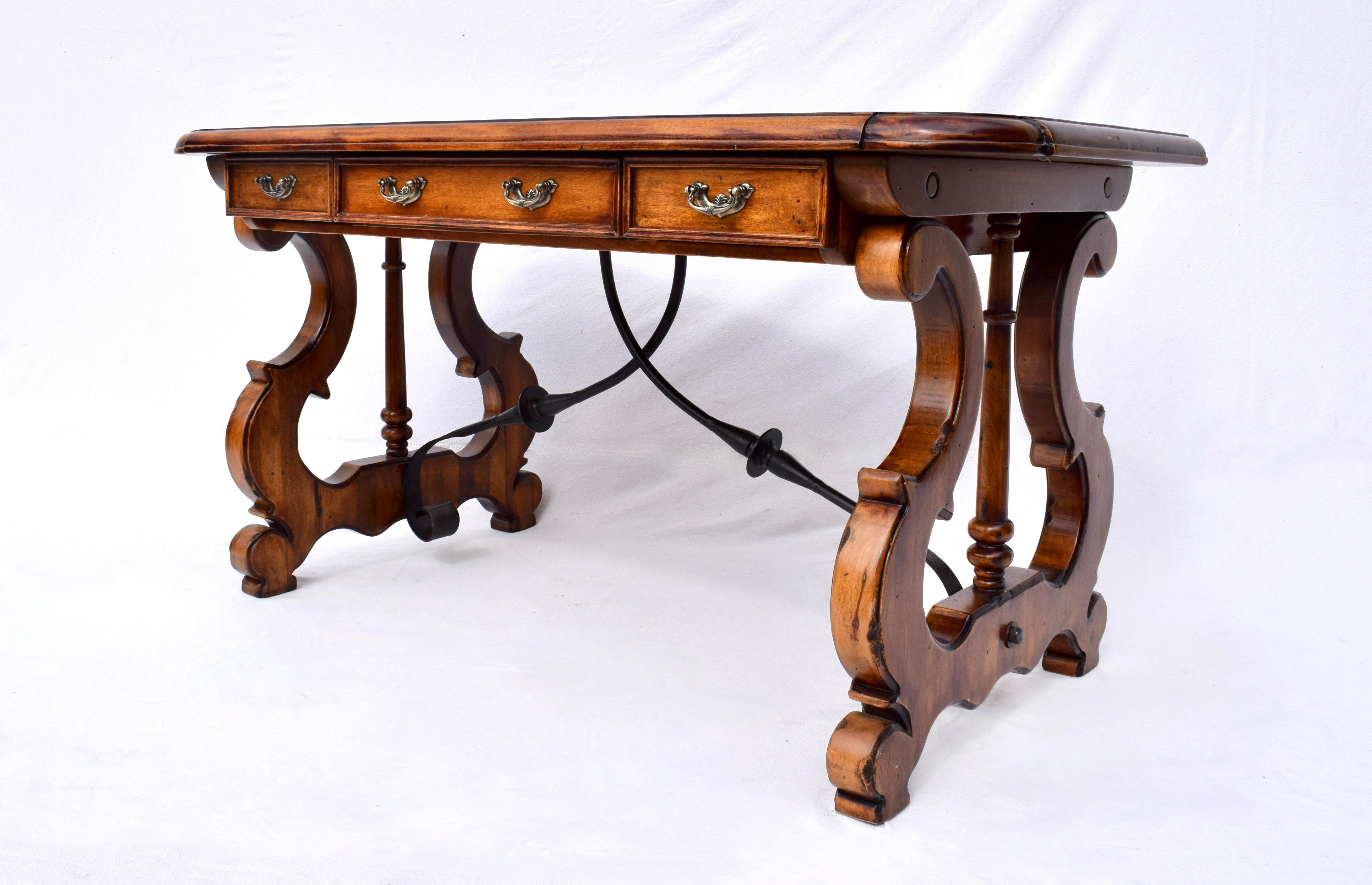 Table à écrire néo-colonial espagnol  Table de bibliothèque Bon état - En vente à Southampton, NJ