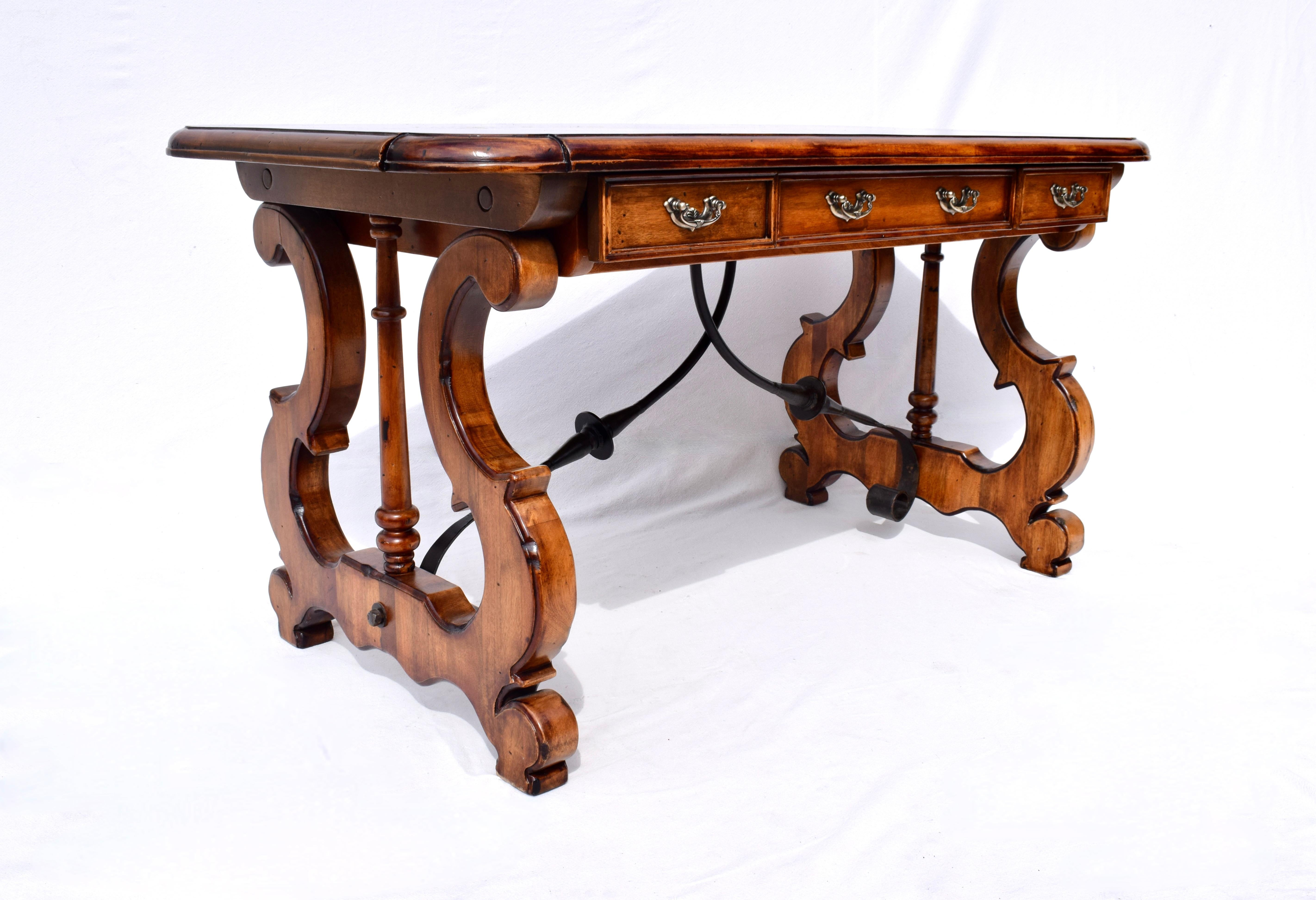 Fer Table à écrire néo-colonial espagnol  Table de bibliothèque en vente