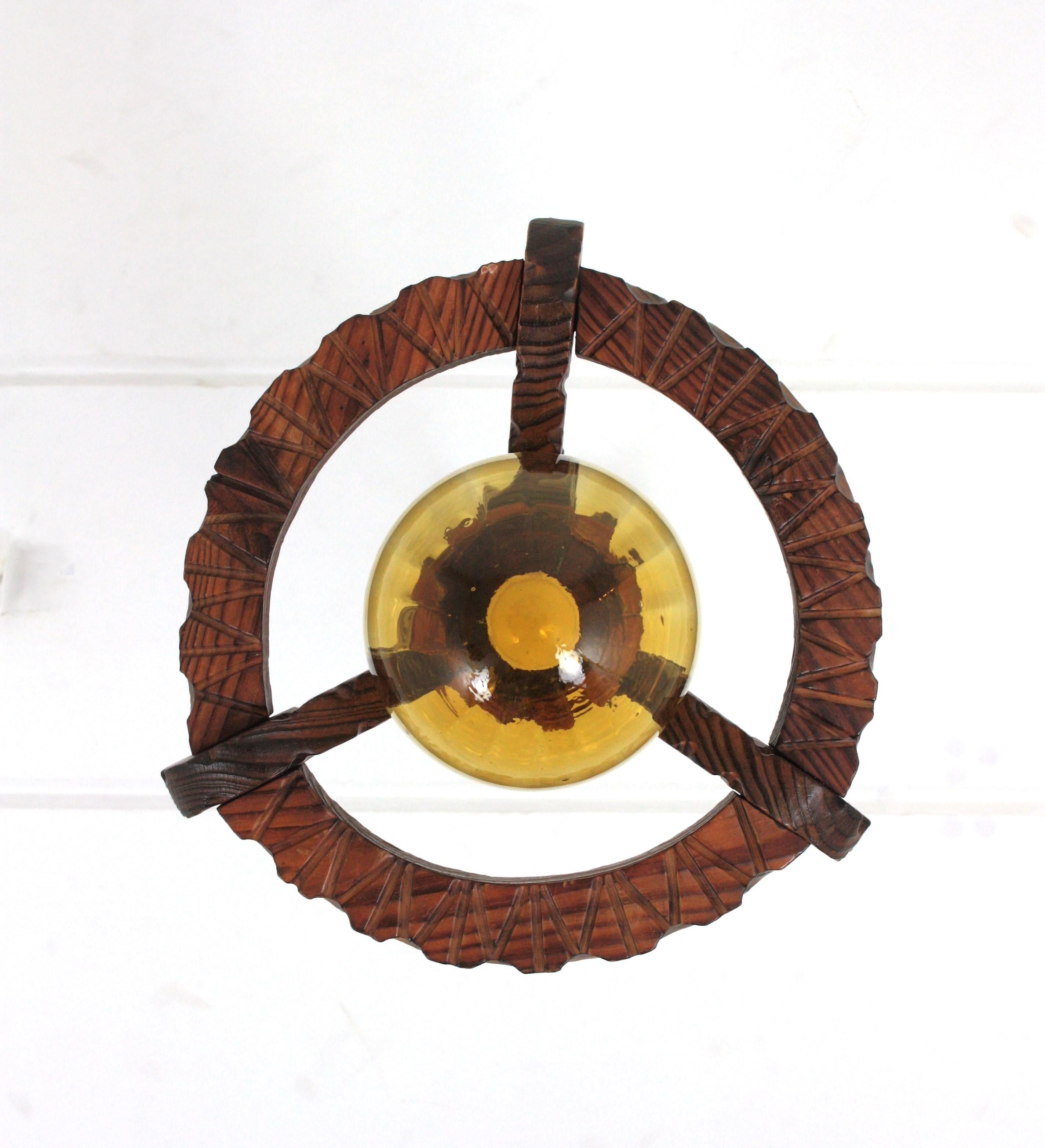 Spanish Colonial Ring Pendant Light Fixture in Carved Wood & Amber Glass, 1950 en venta 2