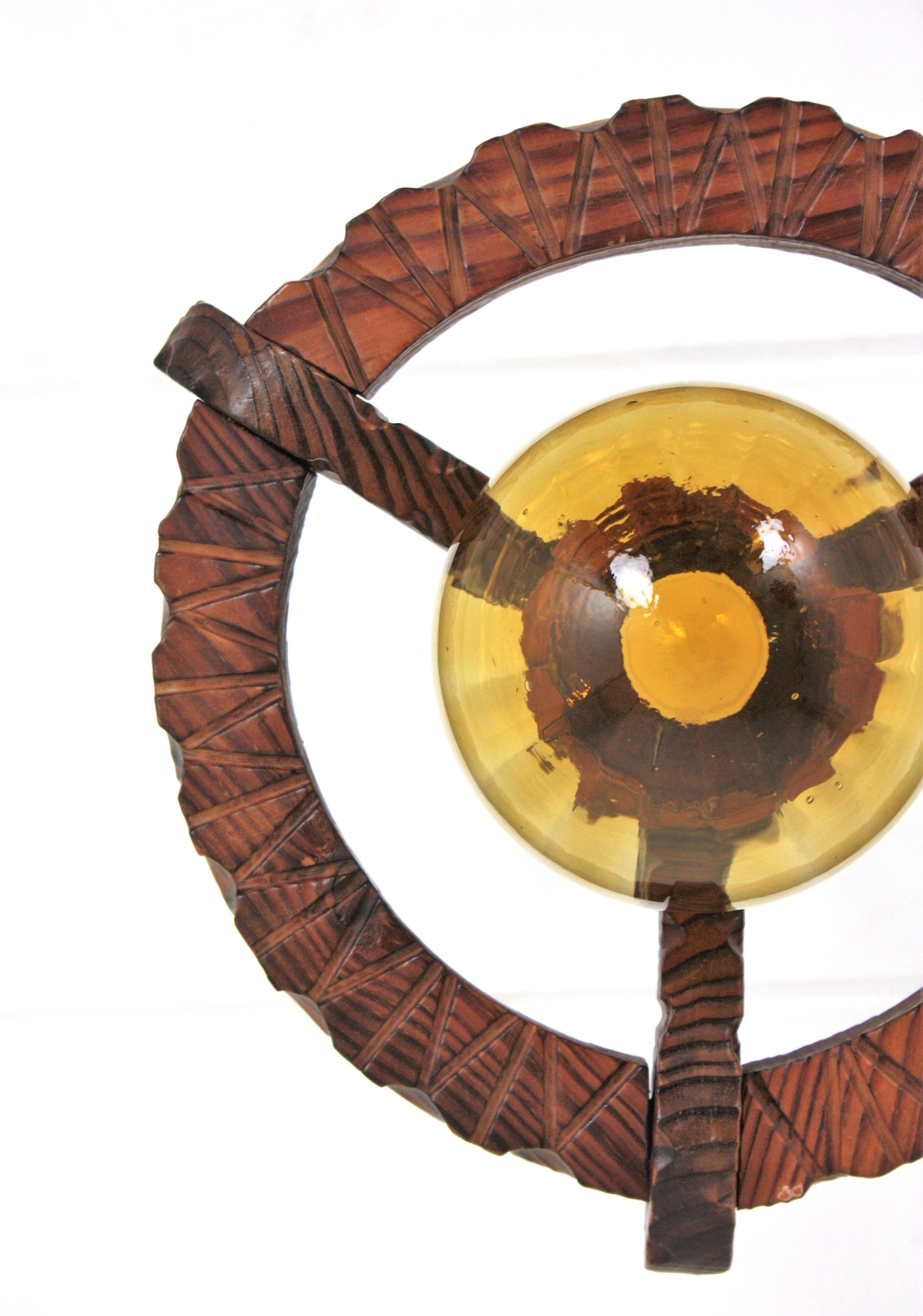 Spanish Colonial Ring Pendant Light Fixture in Carved Wood & Amber Glass, 1950 en venta 3