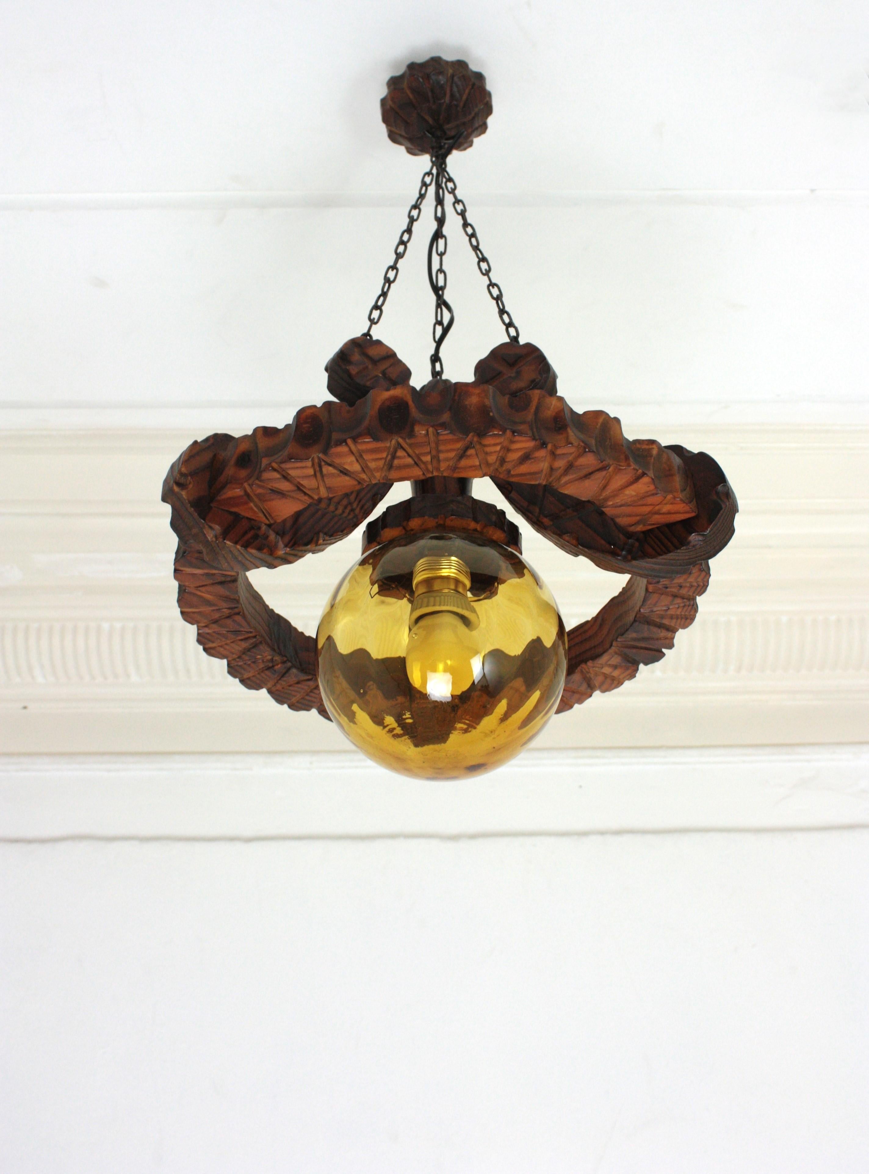 Spanish Colonial Ring Pendant Light Fixture in Carved Wood & Amber Glass, 1950 en venta 4