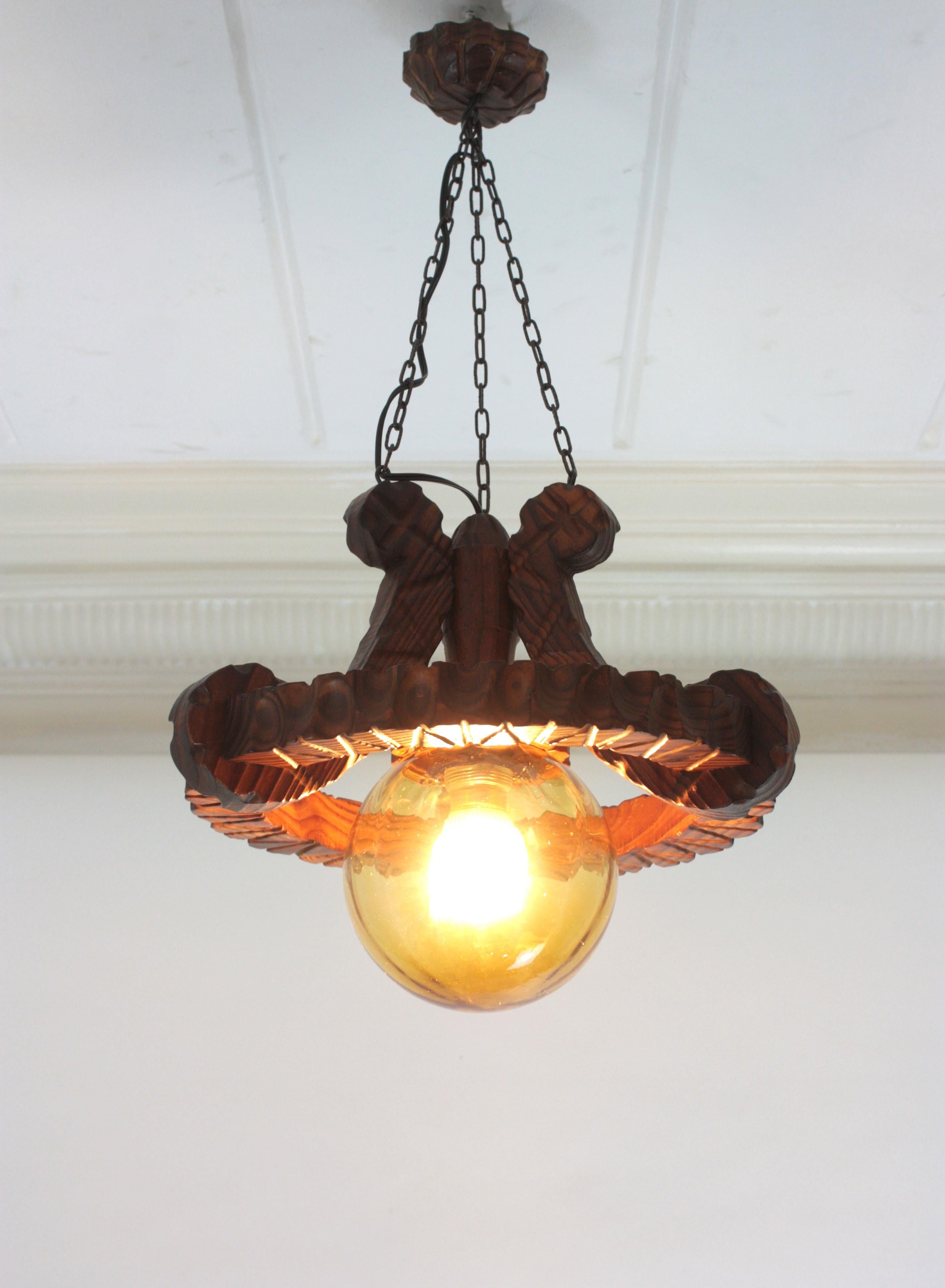 Spanish Colonial Ring Pendant Light Fixture in Carved Wood & Amber Glass, 1950 en venta 5