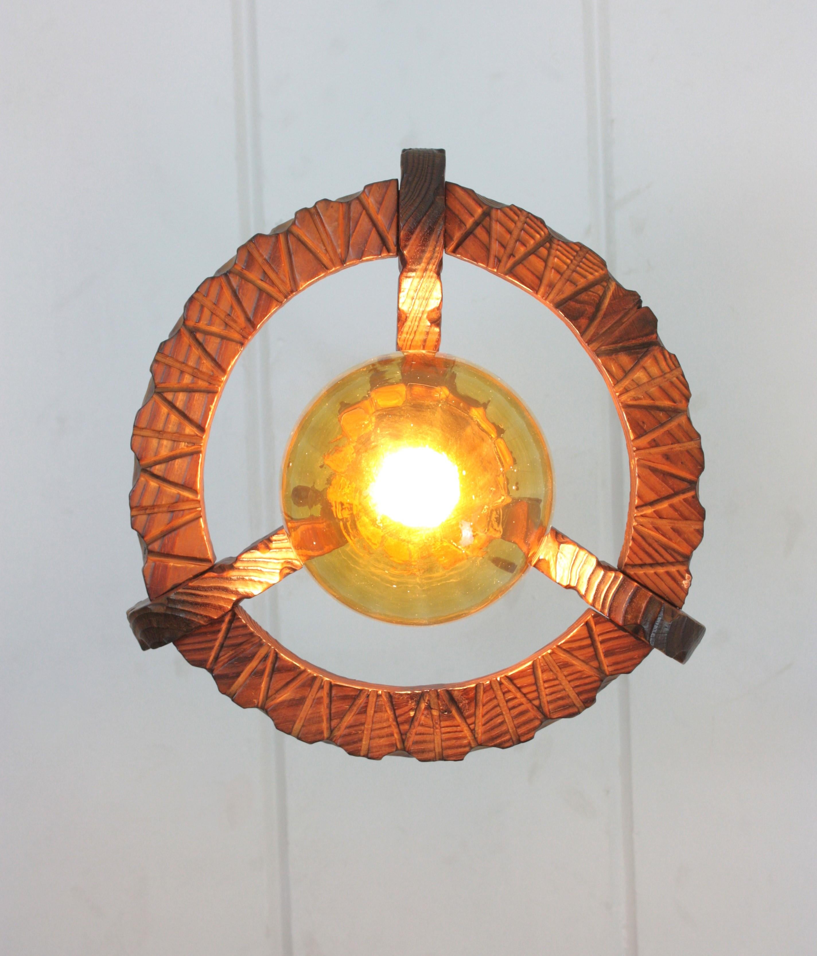 Spanish Colonial Ring Pendant Light Fixture in Carved Wood & Amber Glass, 1950 en venta 8