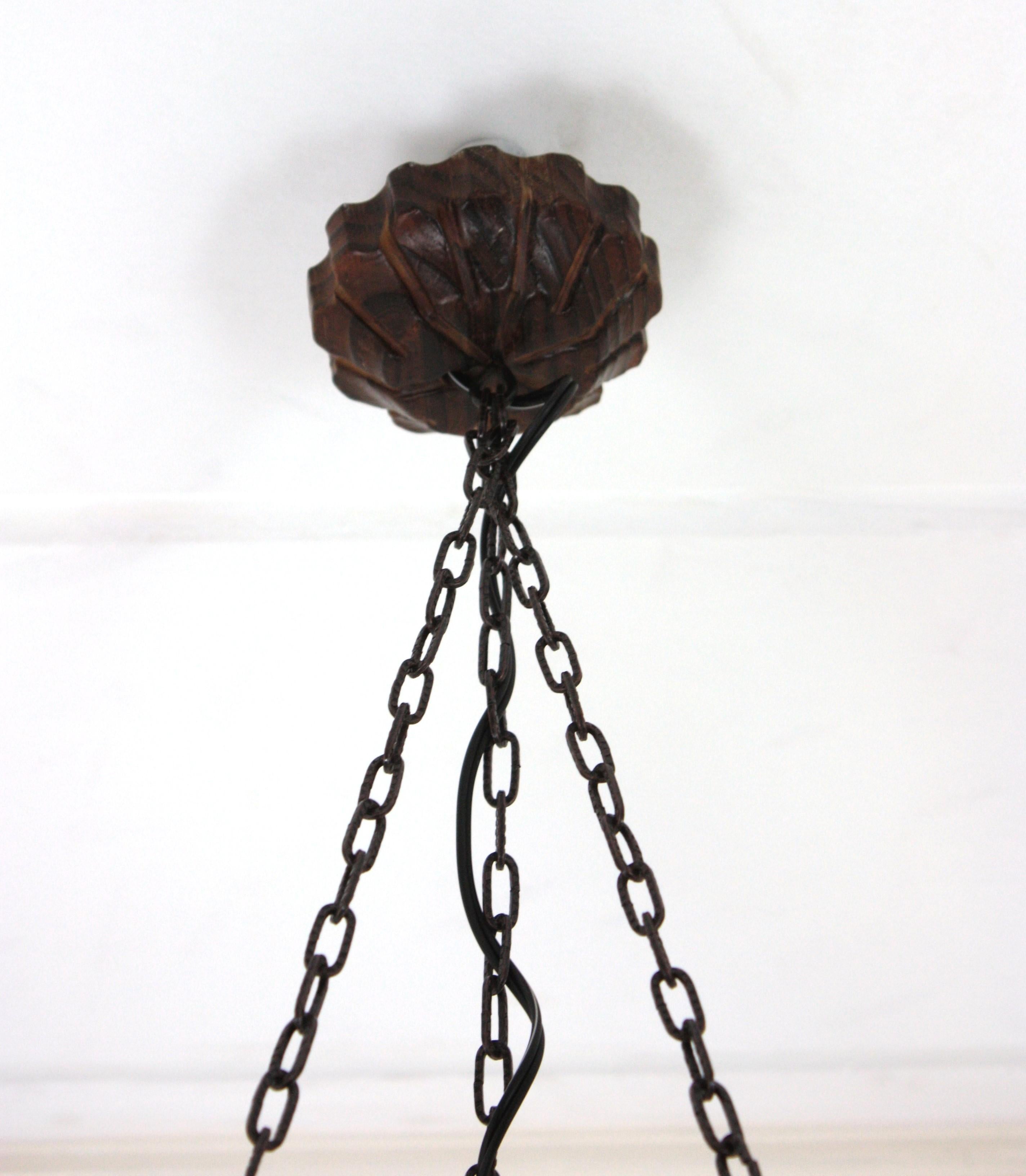 Spanish Colonial Ring Pendant Light Fixture in Carved Wood & Amber Glass, 1950 en venta 9