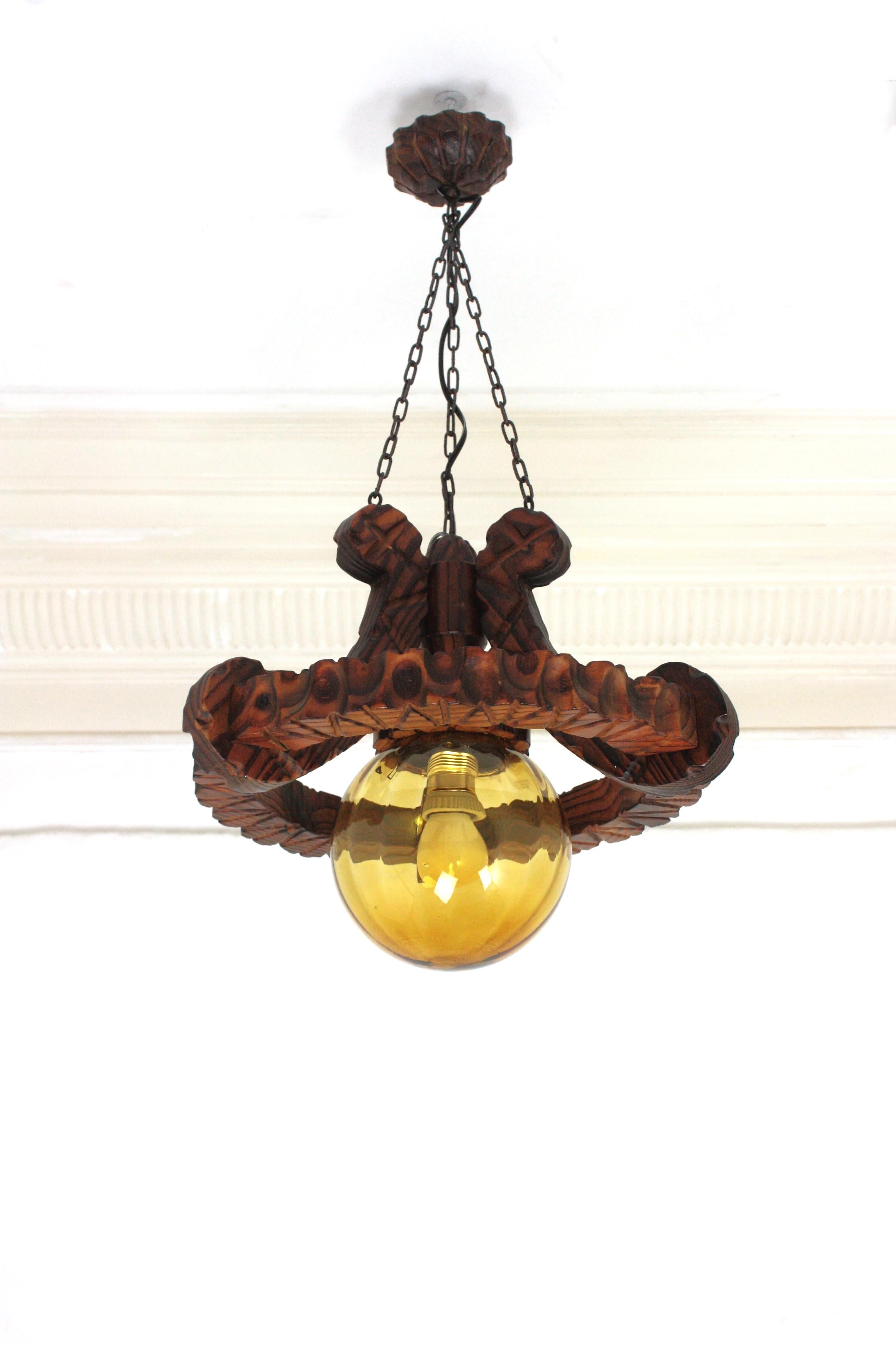 Spanish Colonial Ring Pendant Light Fixture in Carved Wood & Amber Glass, 1950 Colonial español en venta