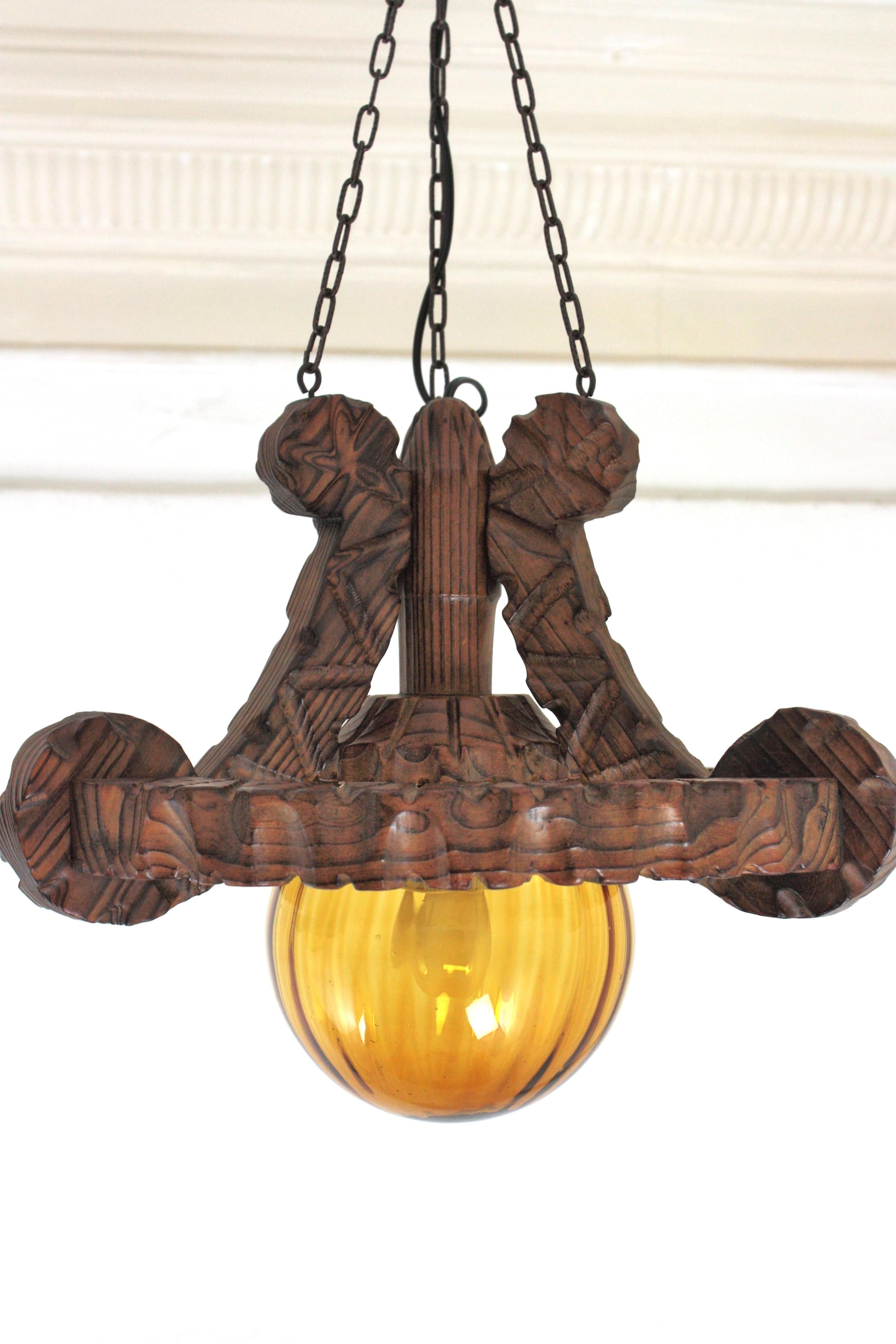 Spanish Colonial Ring Pendant Light Fixture in Carved Wood & Amber Glass, 1950 en Bueno estado para la venta en Barcelona, ES