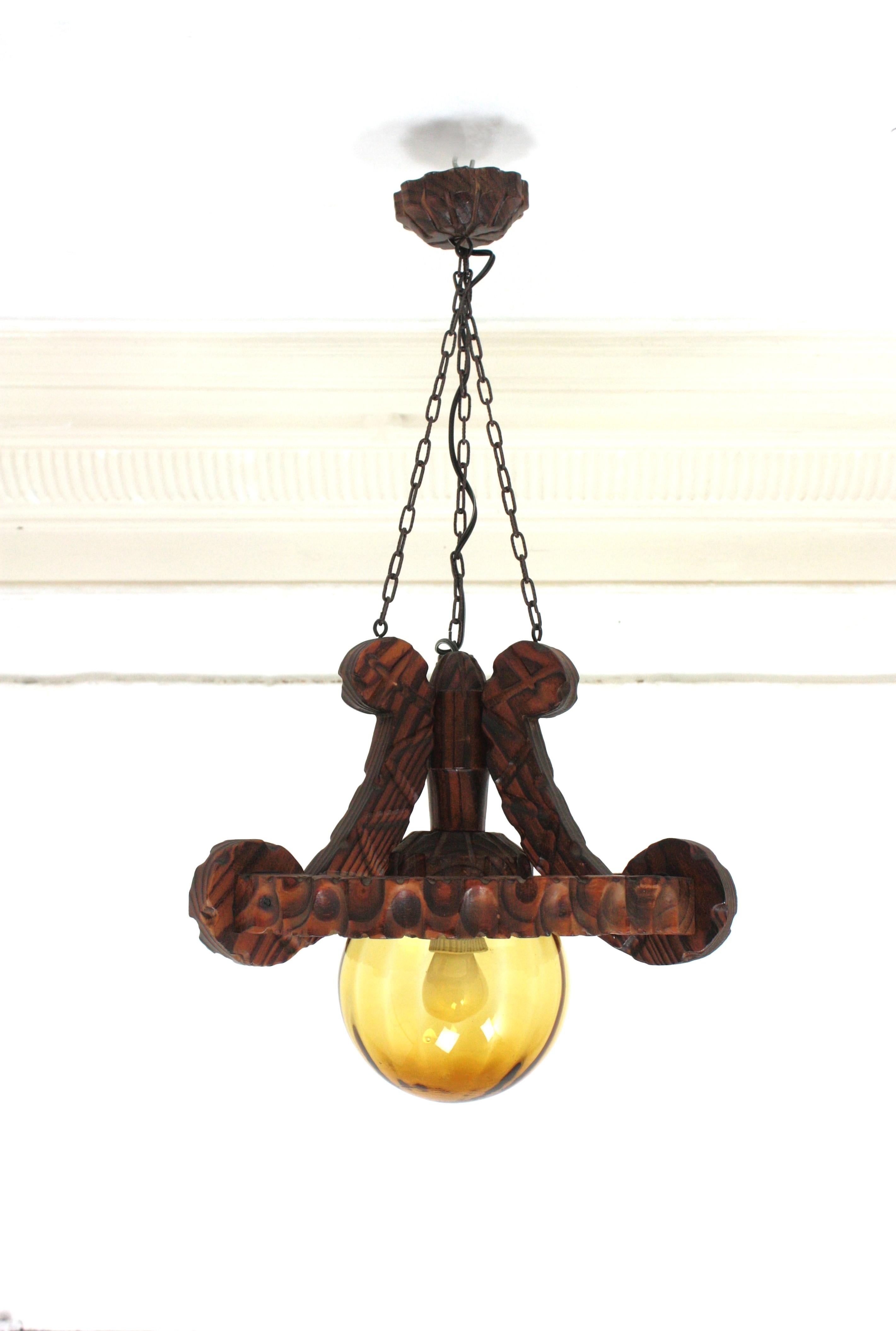 Spanish Colonial Ring Pendant Light Fixture in Carved Wood & Amber Glass, 1950 siglo XX en venta