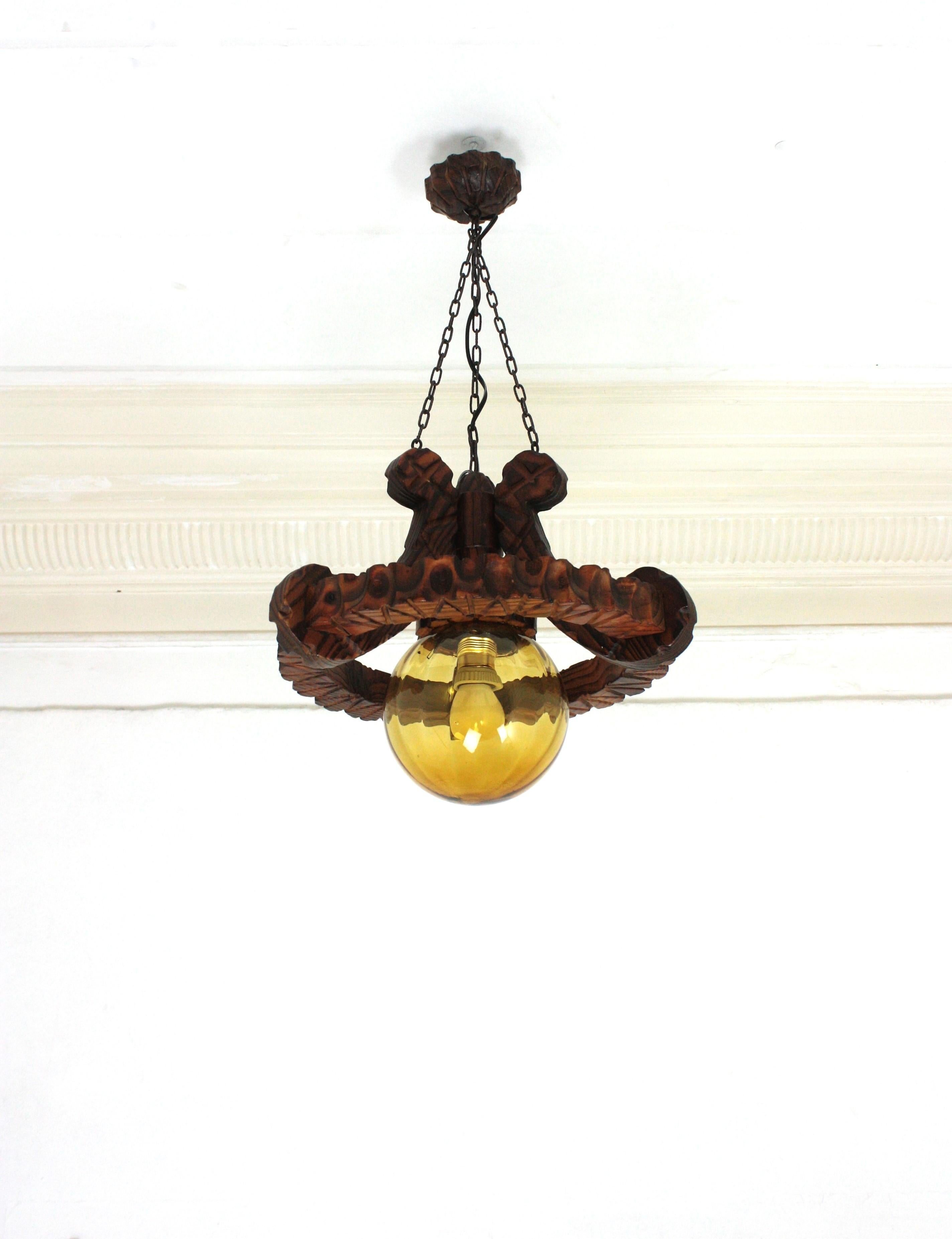 Spanish Colonial Ring Pendant Light Fixture in Carved Wood & Amber Glass, 1950 en venta 1