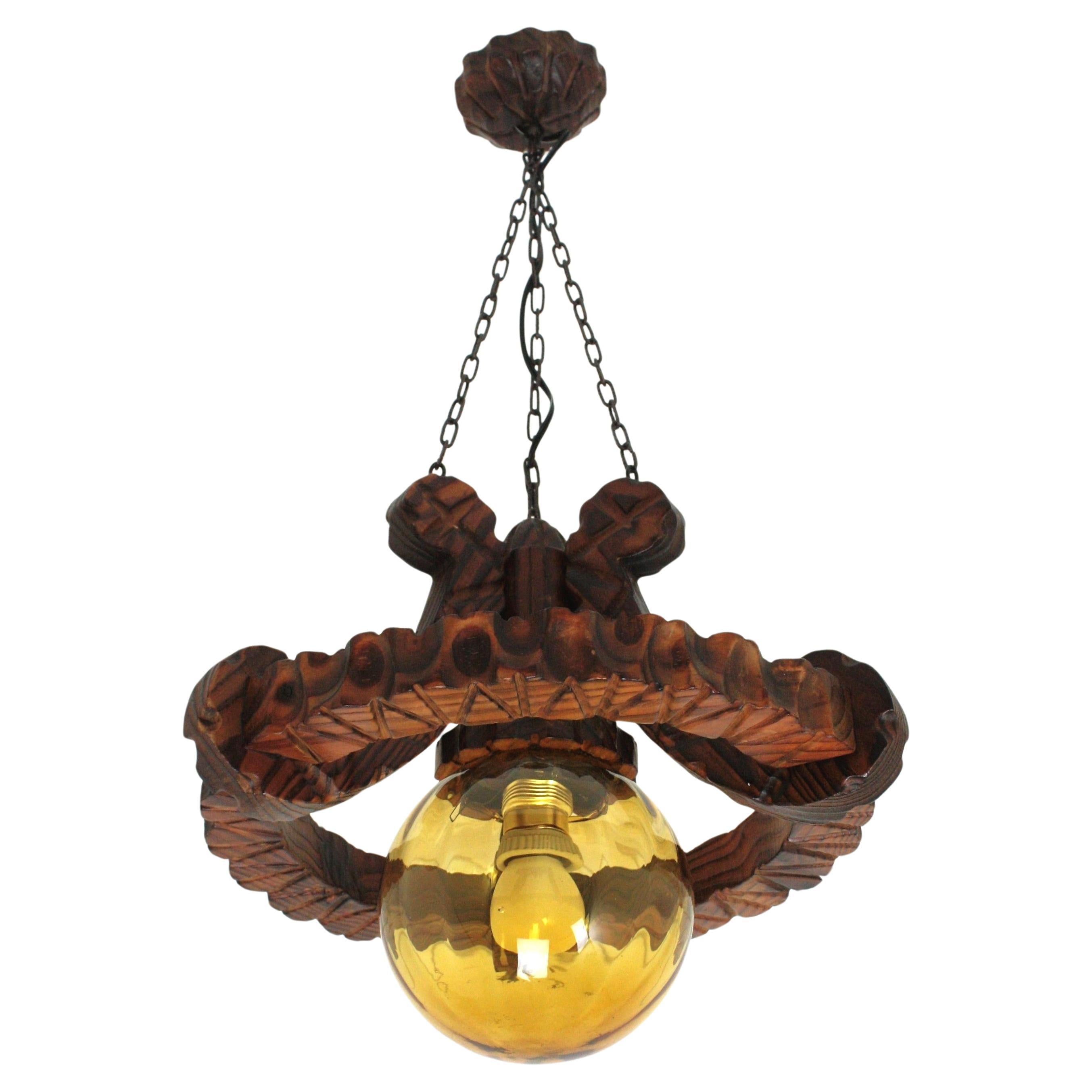 Spanish Colonial Ring Pendant Light Fixture in Carved Wood 
Amber Glass, 1950 en venta