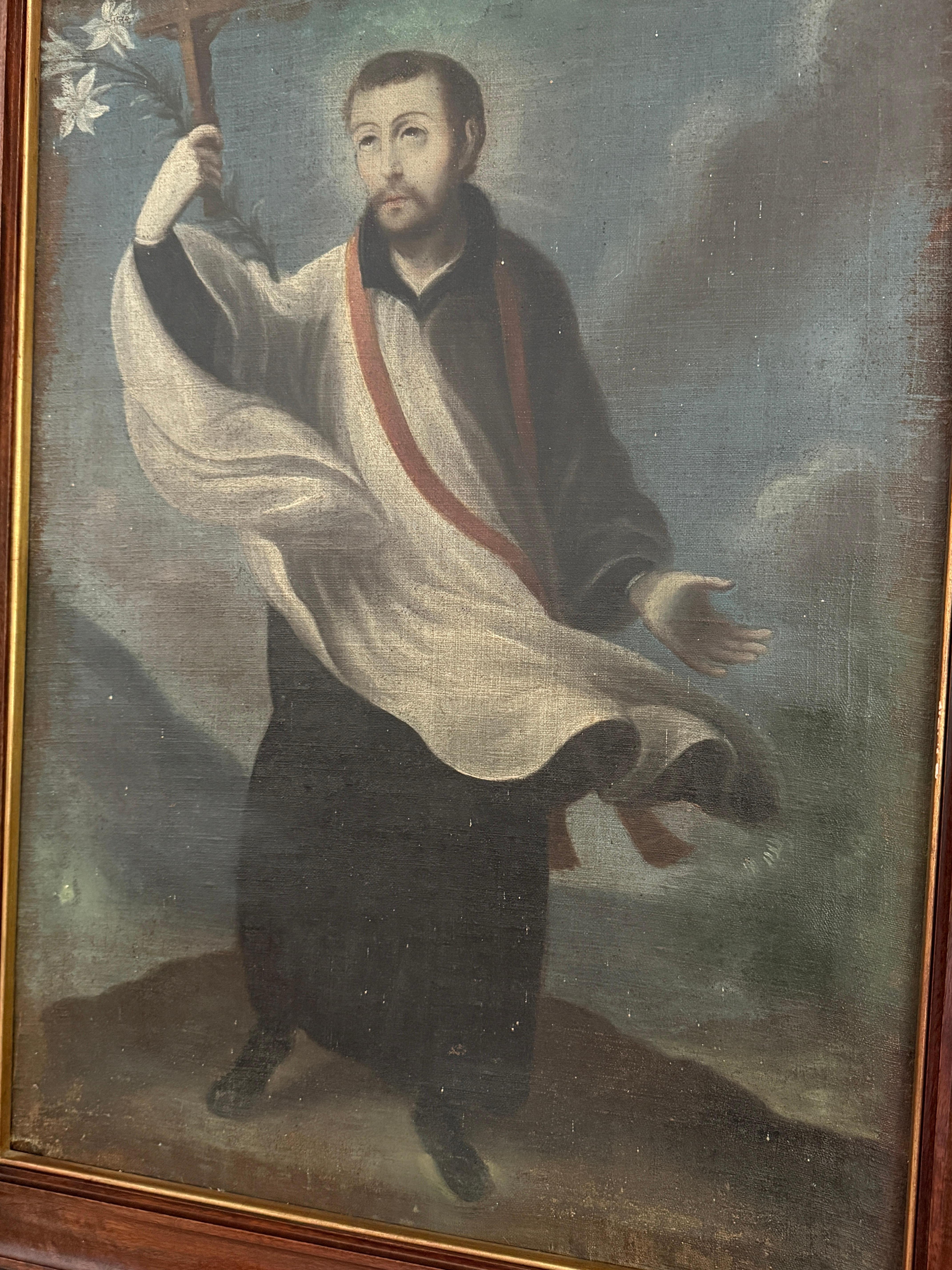 Peinture coloniale espagnole du XVIIIe siècle représentant Saint Aloysius Gonzaga (San Luis Gonzaga), probablement datée de 1760. Le jeune saint homme porte une soutane jésuite noire avec un surplis en dentelle blanche et une étole rouge, et il