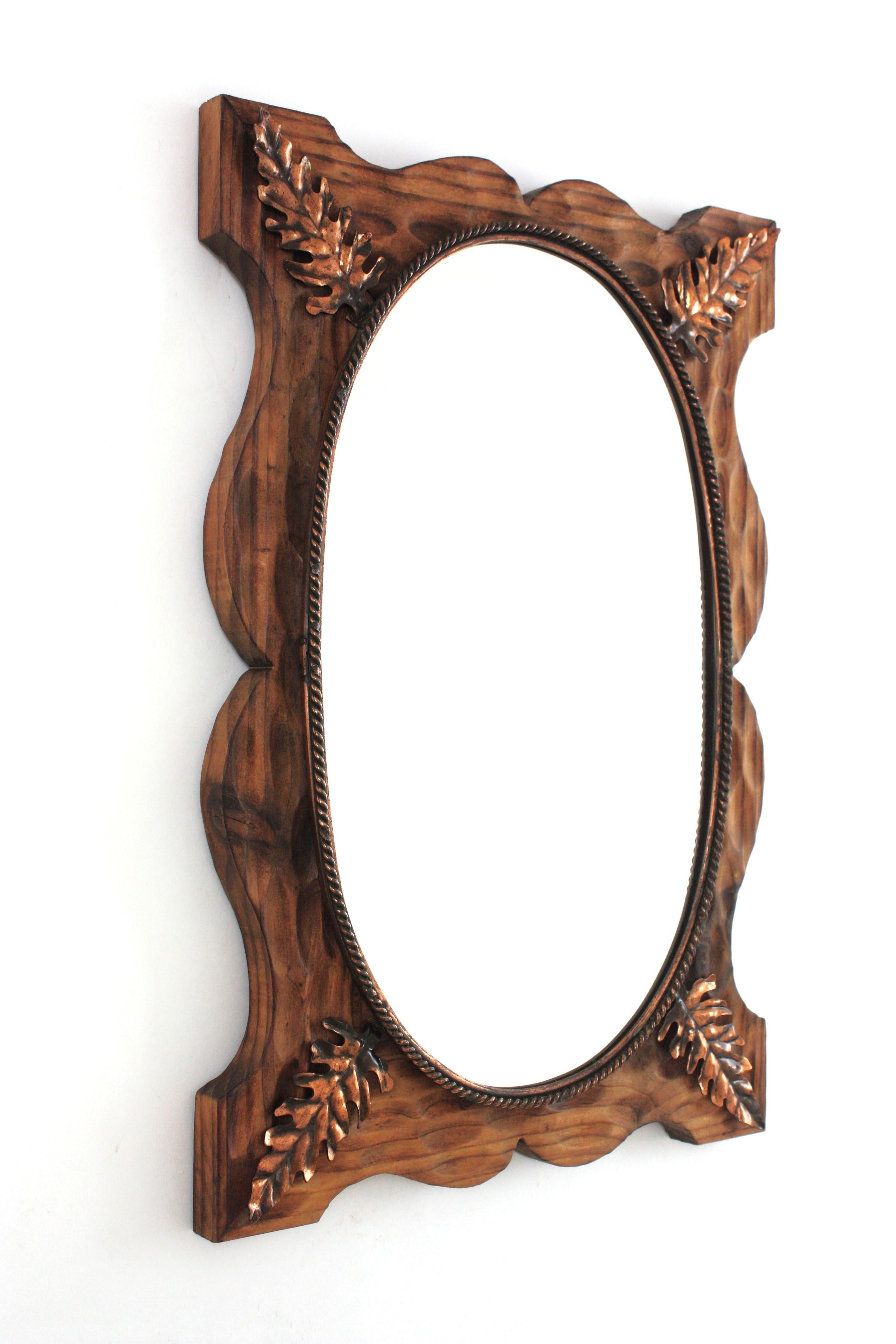 Spanischer Kolonialspiegel aus geschnitztem Holz mit kupferfarbenen Metallblättern mit Wellenschliff (Spanisch Kolonial) im Angebot