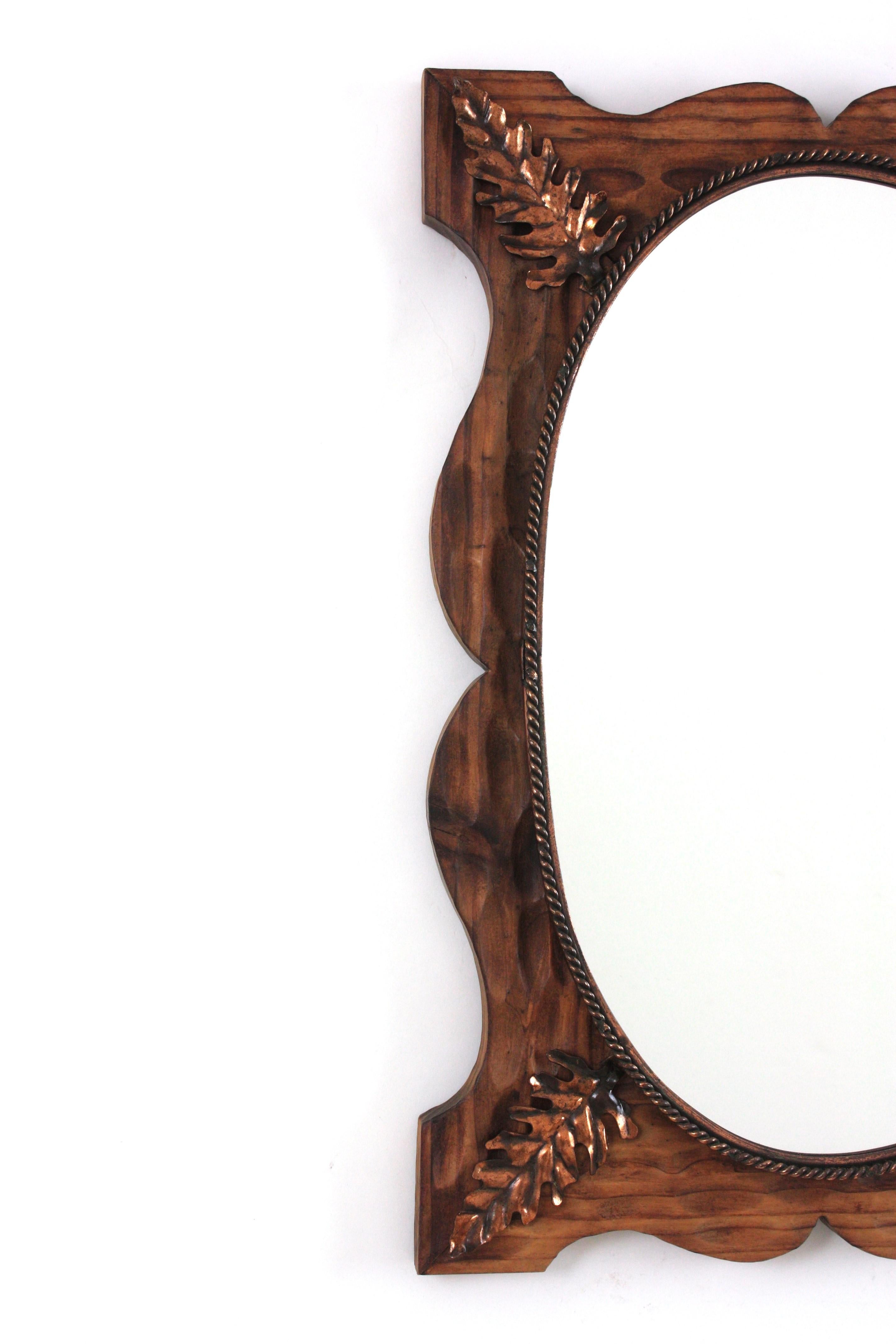 Spanischer Kolonialspiegel aus geschnitztem Holz mit kupferfarbenen Metallblättern mit Wellenschliff (Handgeschnitzt) im Angebot