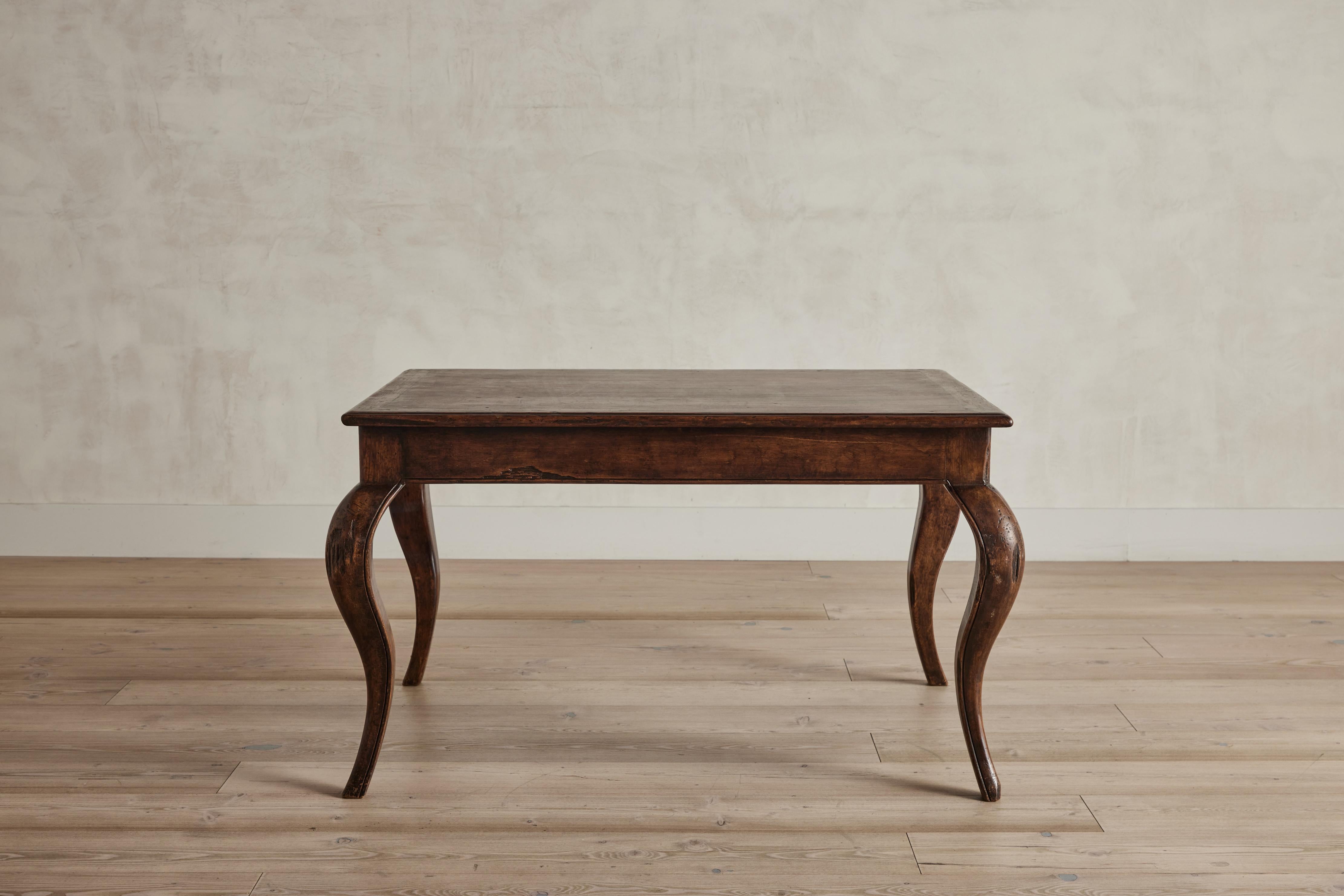 Table d'appoint ou table basse en bois de style colonial espagnol de la fin du 19e siècle au Pérou. Cette table repose sur quatre solides pieds cabriole.