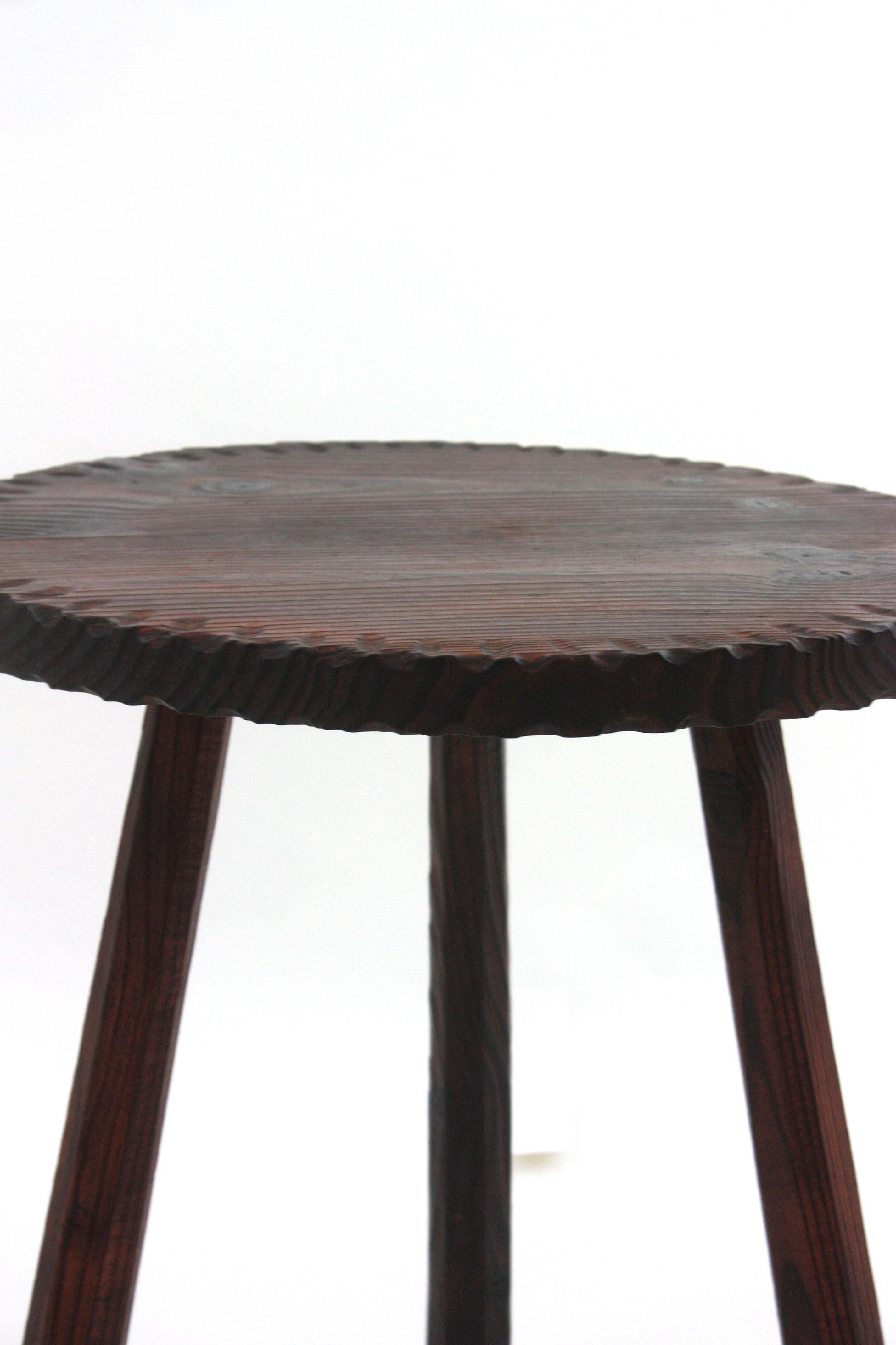 Mesa auxiliar colonial española Gueridón de madera tallada, años 1950 2