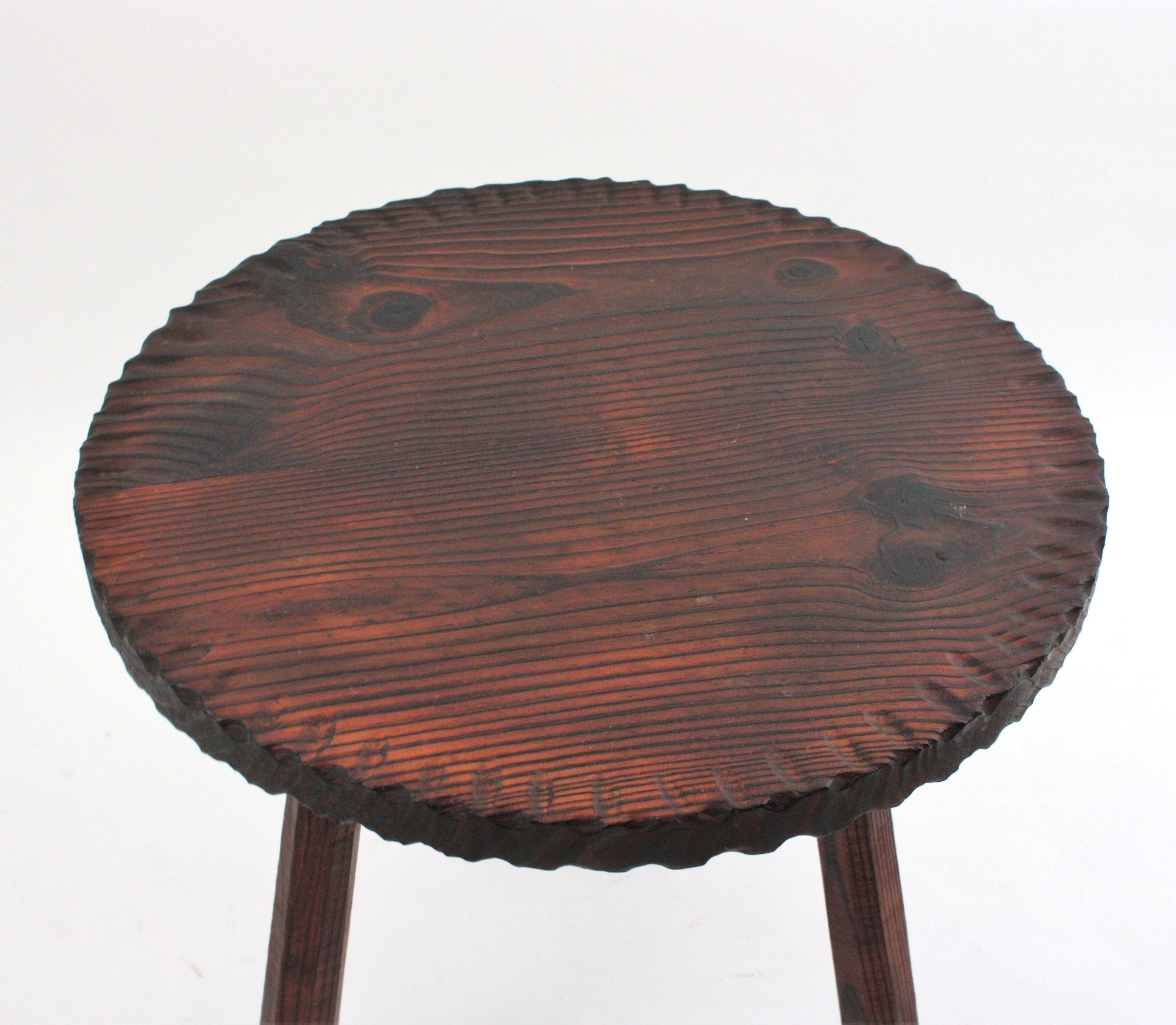 Mesa auxiliar colonial española Gueridón de madera tallada, años 1950 5