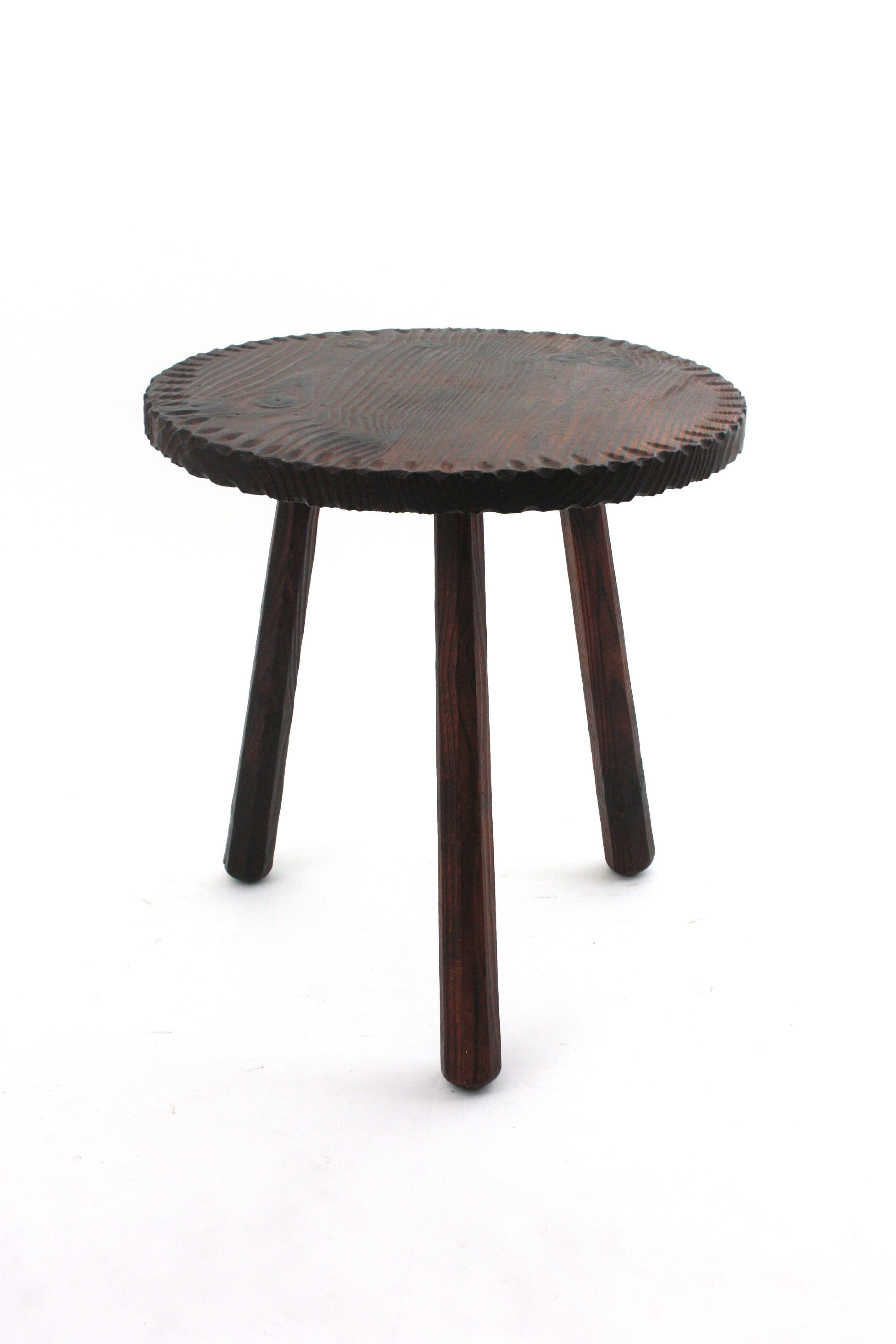 Mesa auxiliar colonial española Gueridón de madera tallada, años 1950 11