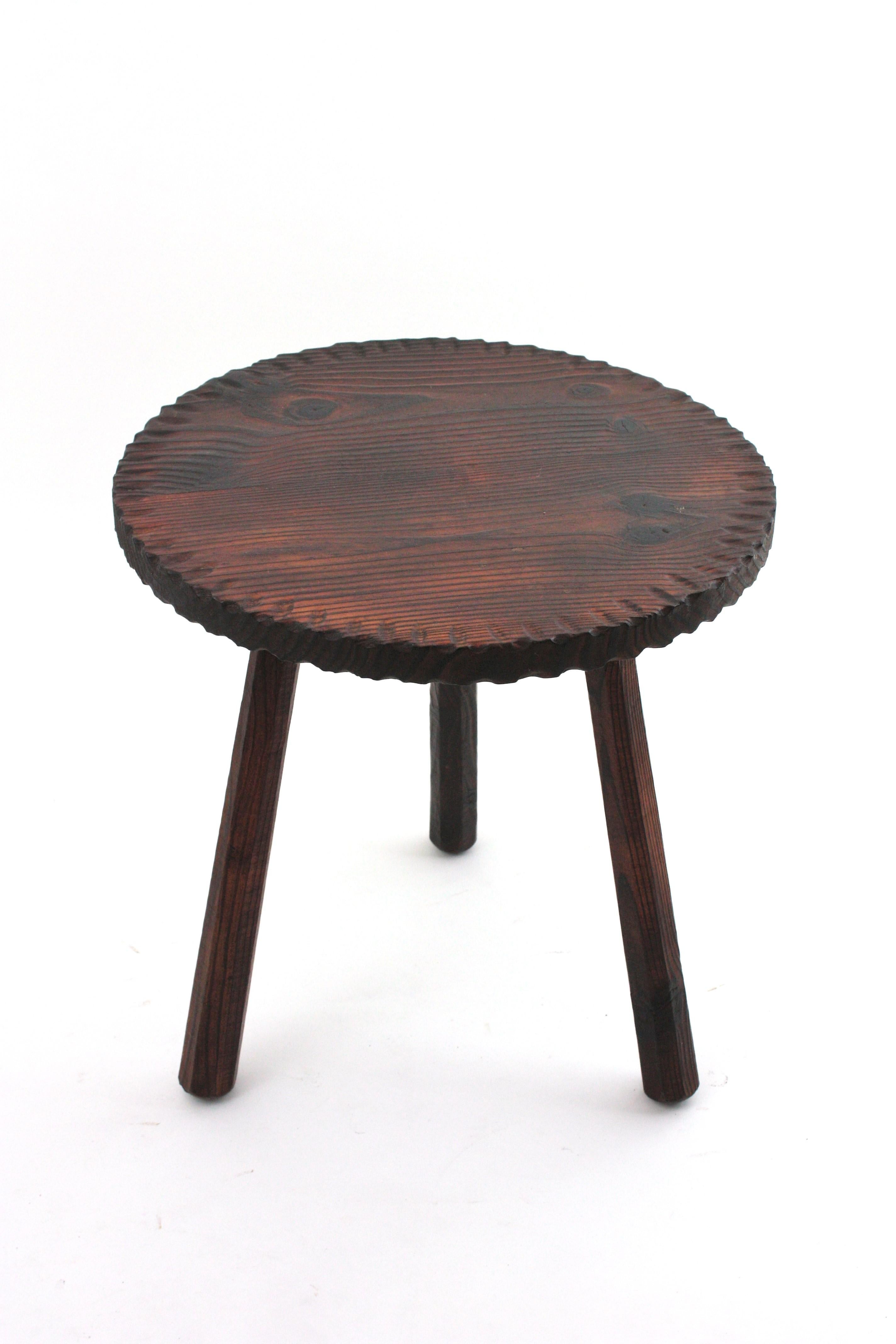 Mesa auxiliar colonial española Gueridón de madera tallada, años 1950 Colonial español