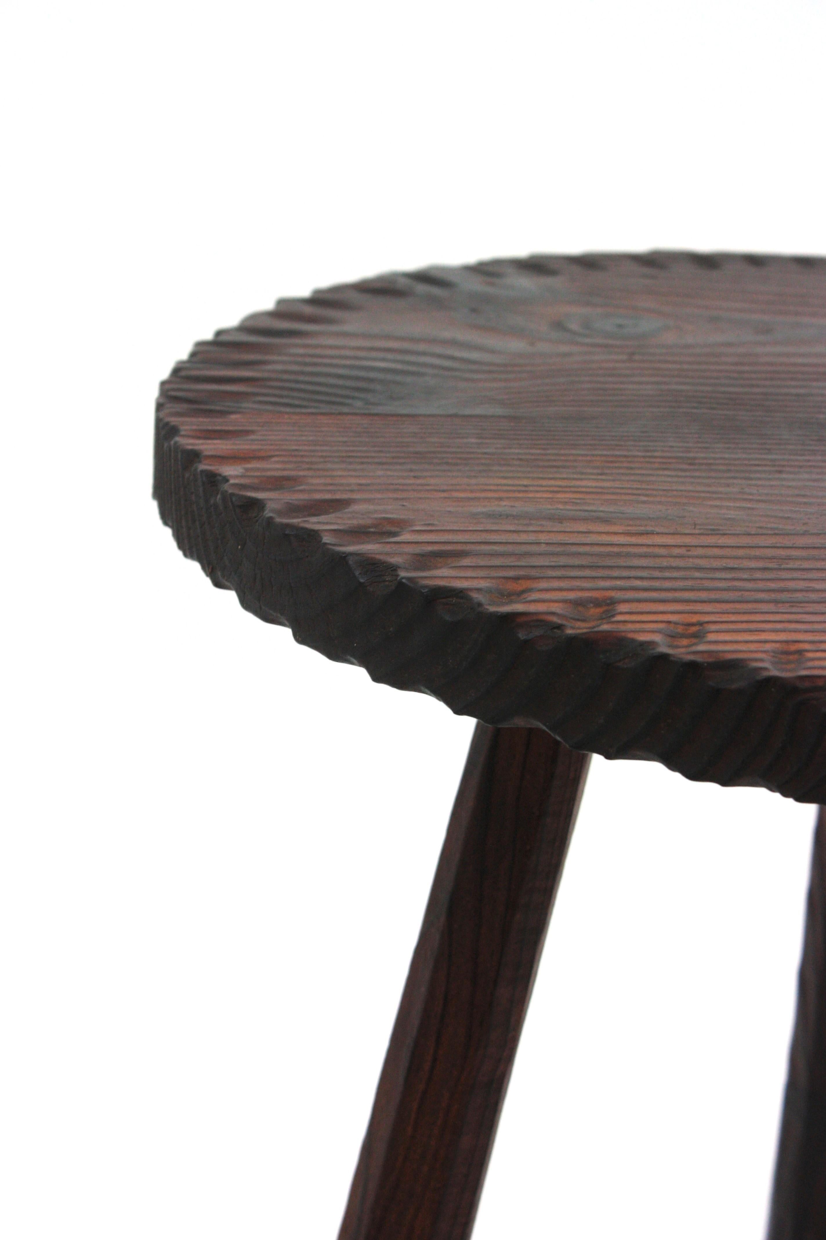Mesa auxiliar colonial española Gueridón de madera tallada, años 1950 Tallado a mano