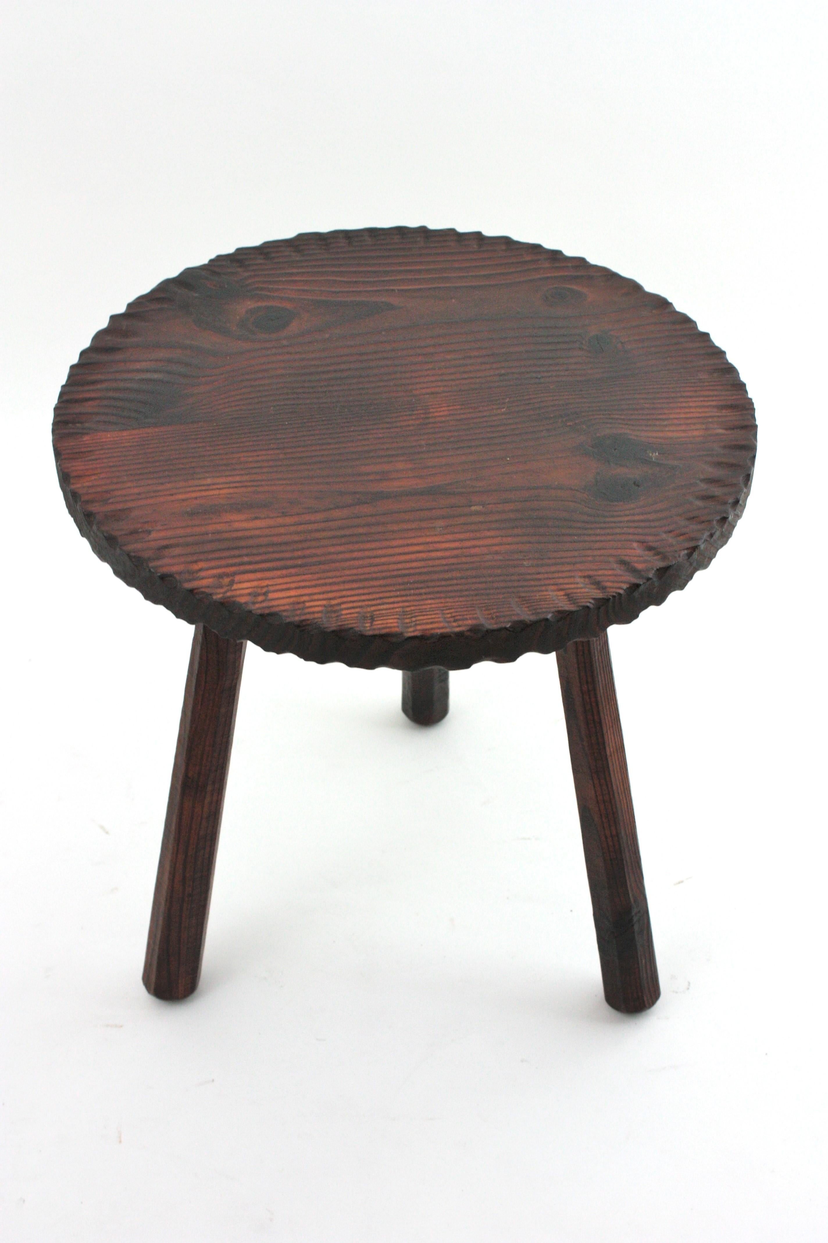 Mesa auxiliar colonial española Gueridón de madera tallada, años 1950 en Bueno Estado en Barcelona, ES