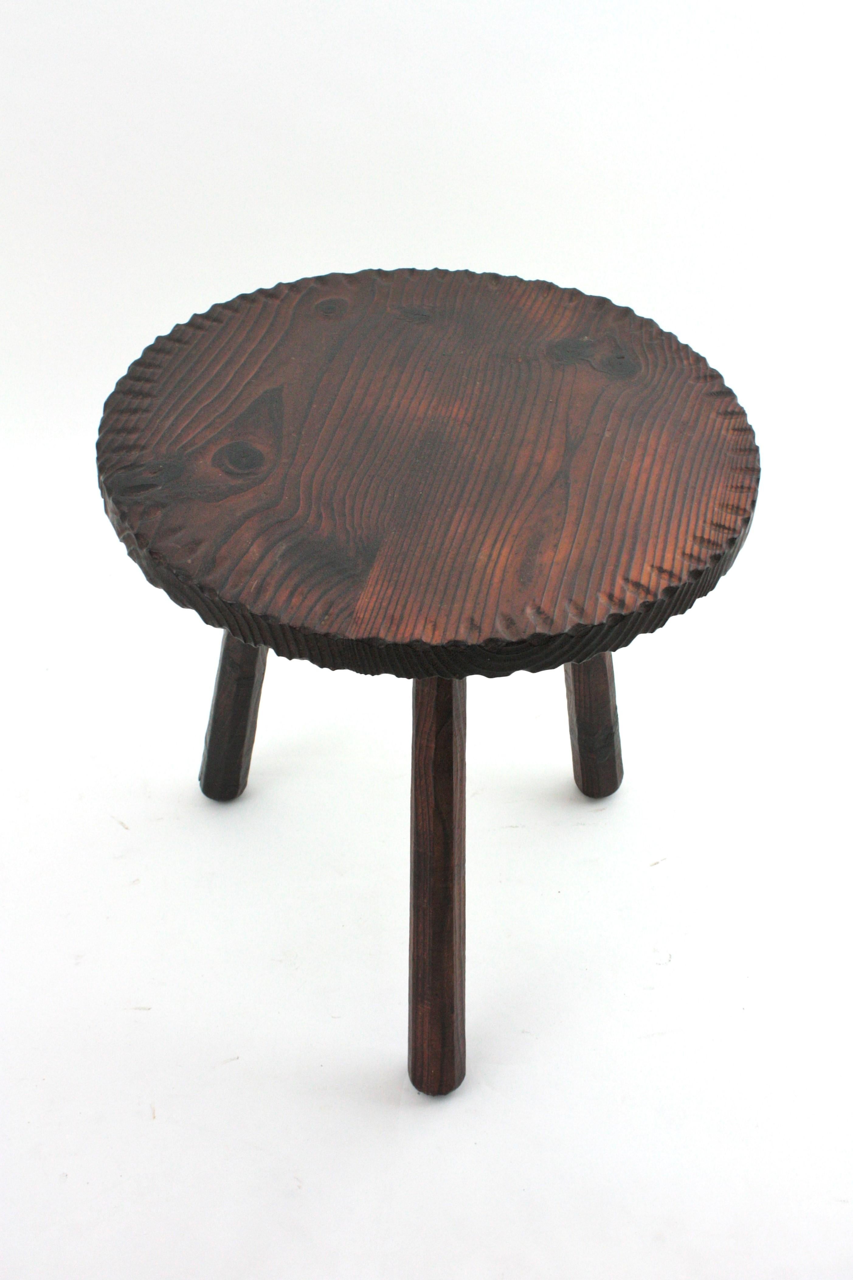 Mesa auxiliar colonial española Gueridón de madera tallada, años 1950 siglo XX